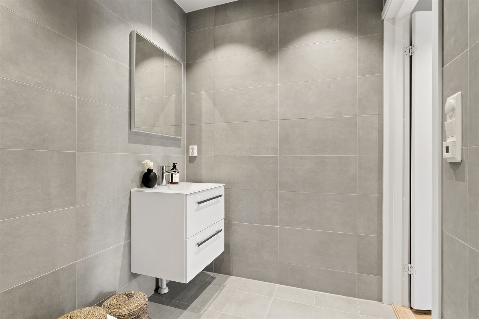 Elektriske varmekabler i baderomsgulvet. Galleribilde