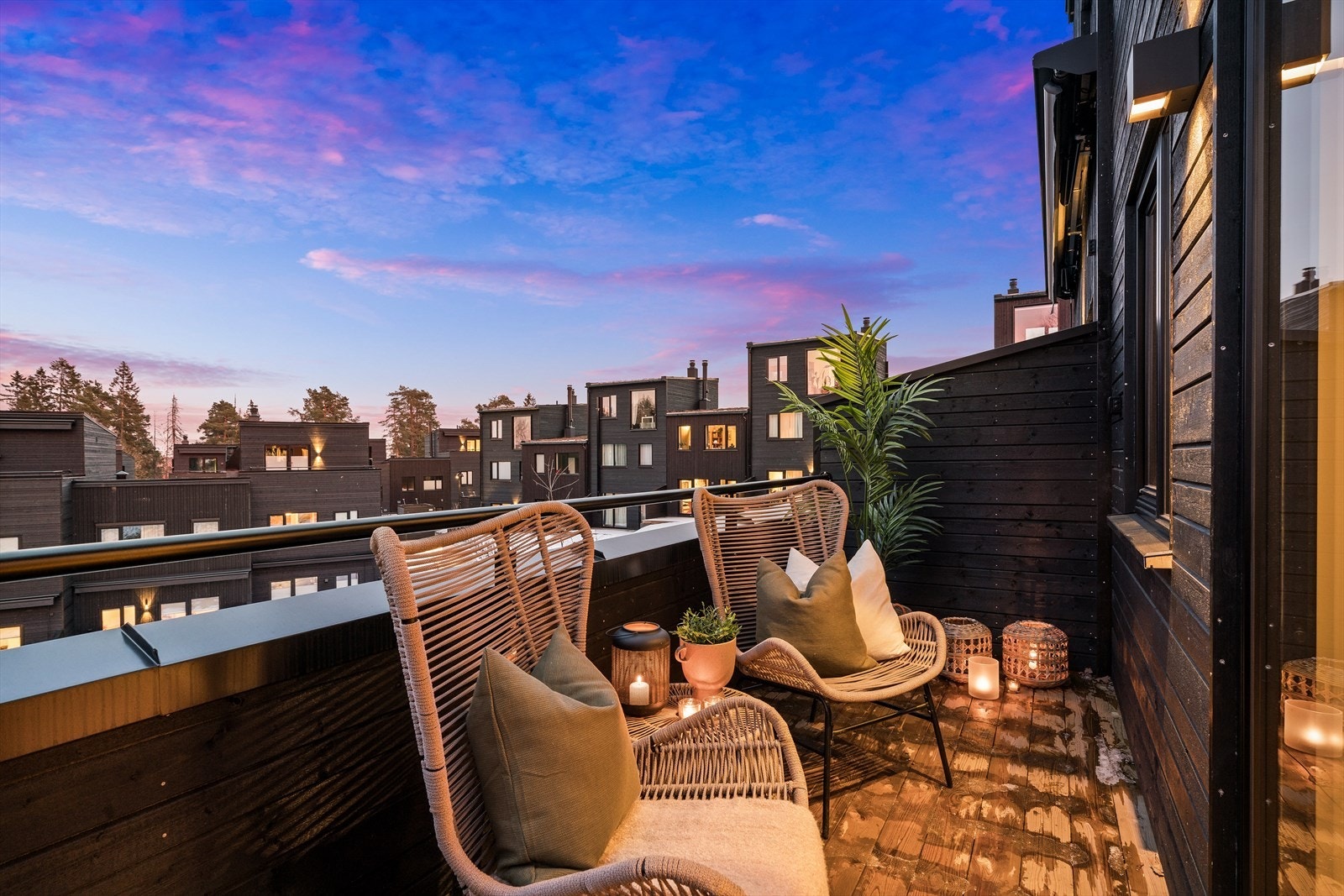 Fra stuen er det utgang til en herlig nordøstvendt balkong som fungerer som en herlig forlengelse av rommet. Galleribilde