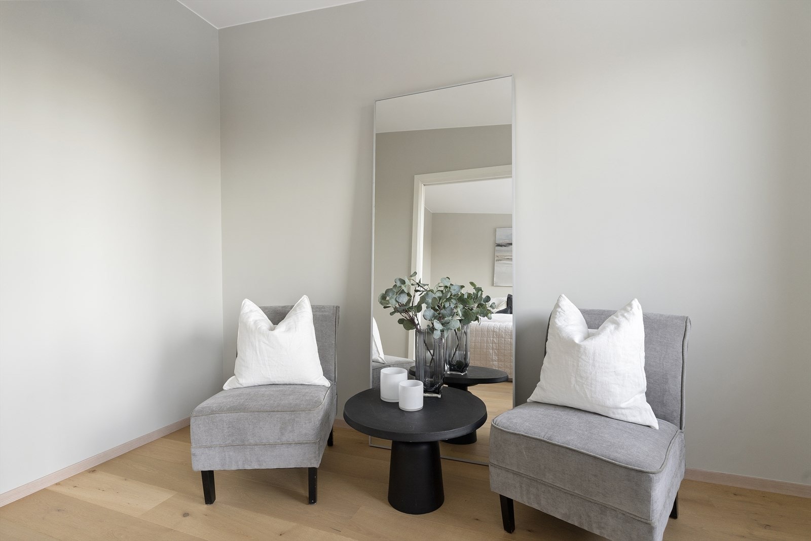 Dette arealet gir fleksible innredningsmuligheter, og kan f.eks. brukes som en praktisk walk-in-garderobe hvor det er godt med oppbevaringsplass. Galleribilde