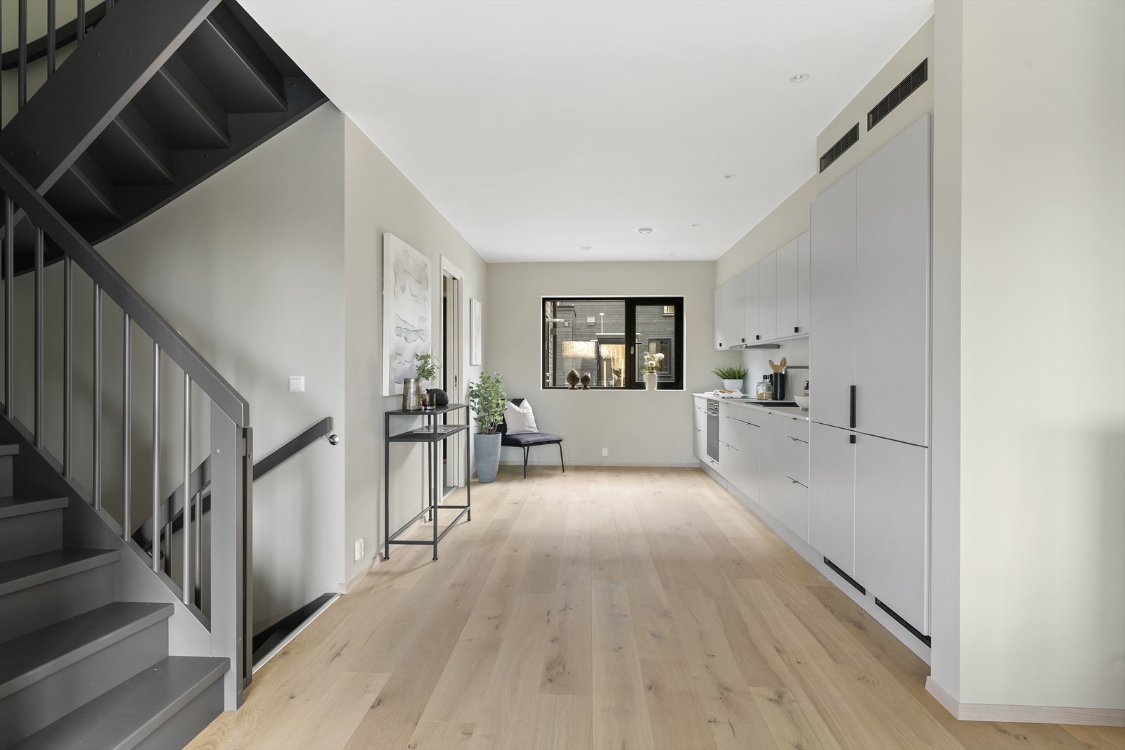 Om ønskelig er det plass til å sette opp en spisegruppe ved kjøkken. Det er også mulighet for hel kjøleskap og hel fryseskap i stedet for dagens løsning med kombi kjøl-/fryseskap. Galleribilde