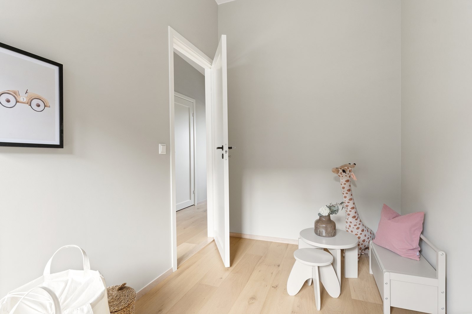 God plass til seng, garderobe og øvrig soveromsmøblement. Galleribilde