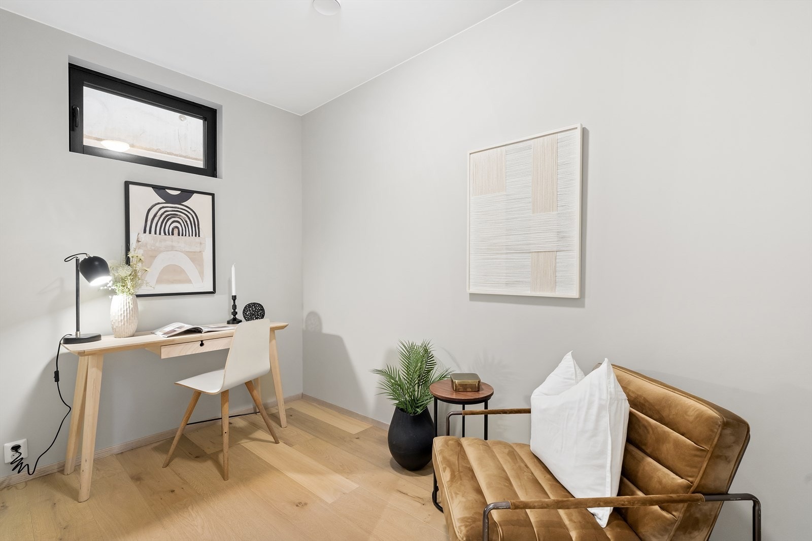 I 1. etasje er det også et disponibelt rom med vindu. Rommet har flere bruksmuligheter etter ønske og behov. Galleribilde