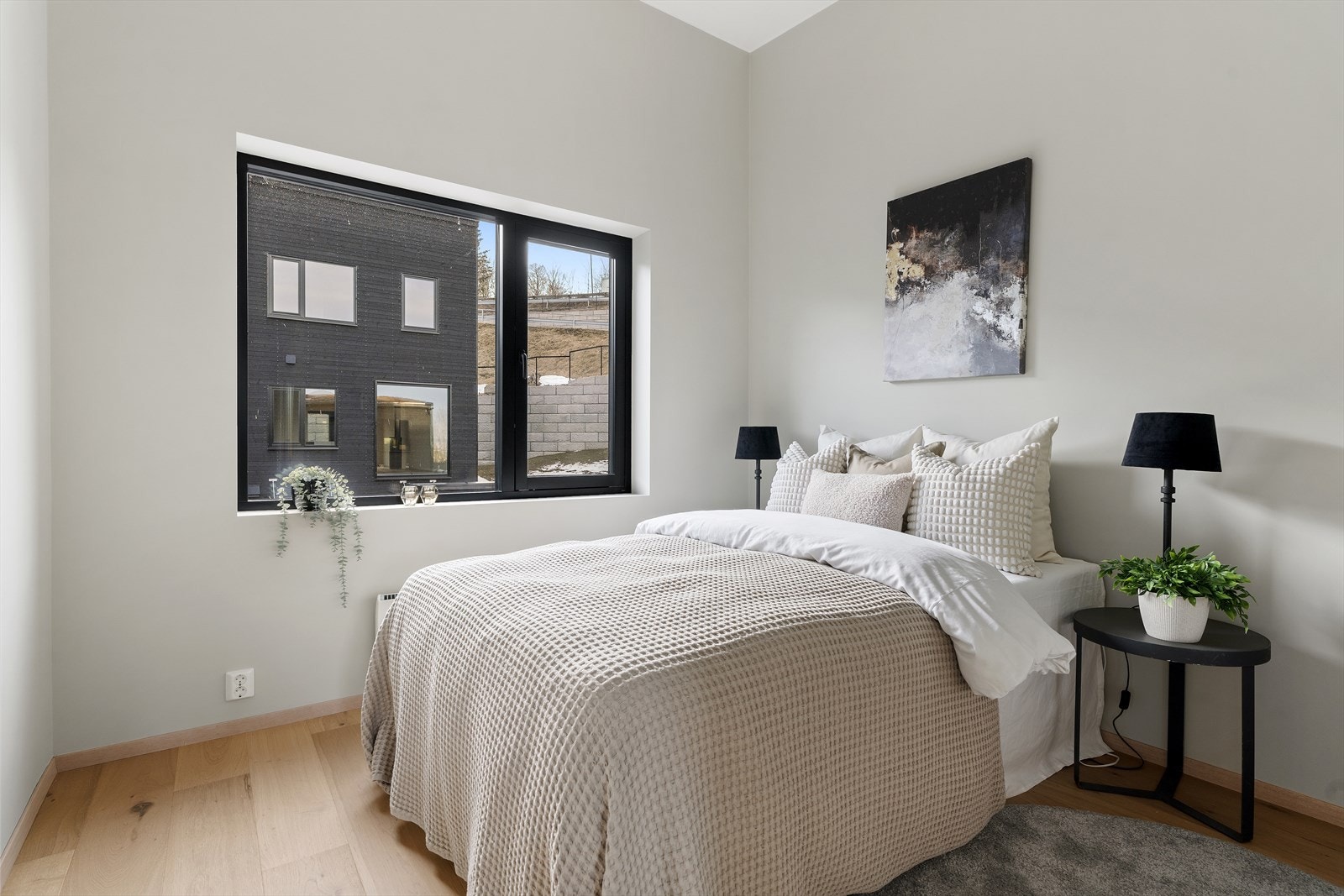 Soverom III er også av god størrelse med plass til dobbeltseng og nattbord på hver sin side av sengen. Galleribilde