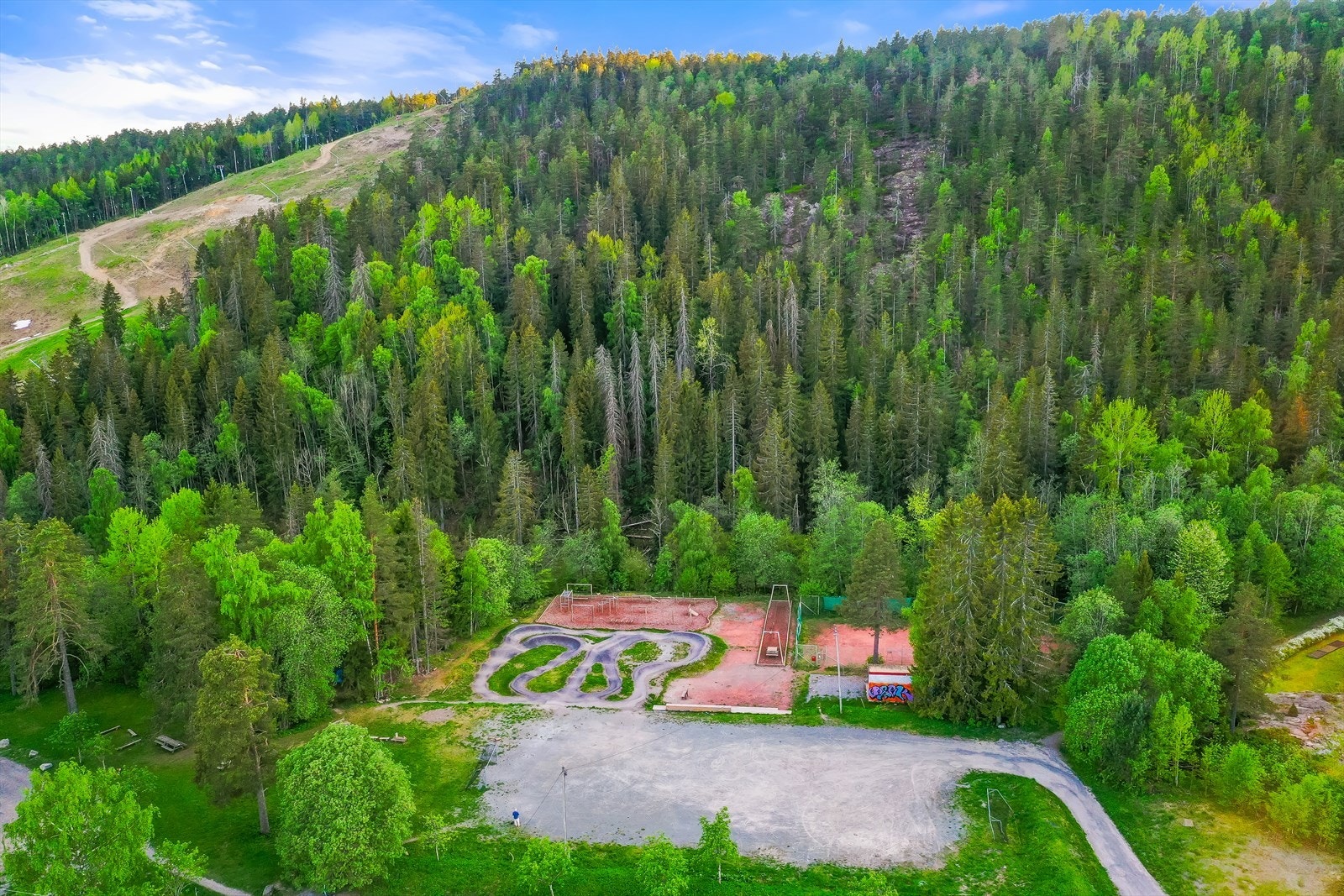 Fra boligen er det kort vei til Vardåsen. Her finnes blant annet alpinbakke og langrennsløyper, sykkelpark, hytter, lekeplasser, samt fine turstier. Galleribilde