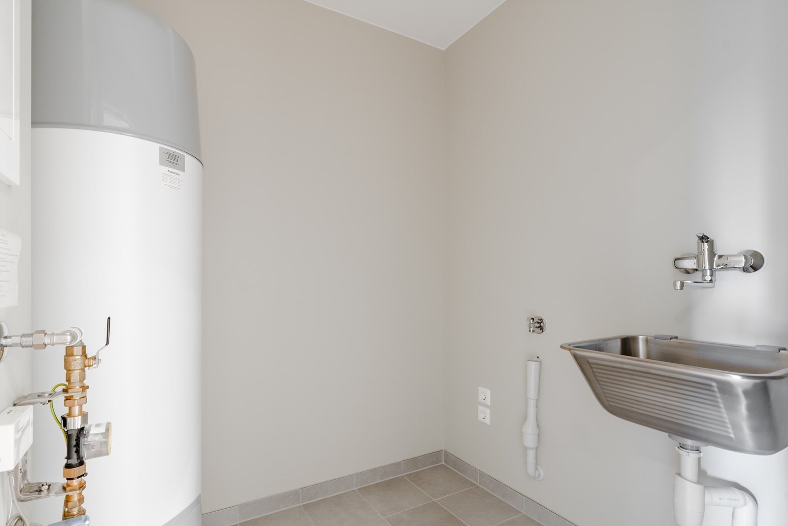 Boligen har også et eget vaskerom med opplegg for vaskemaskin og utslagsvask i første etasje. Galleribilde