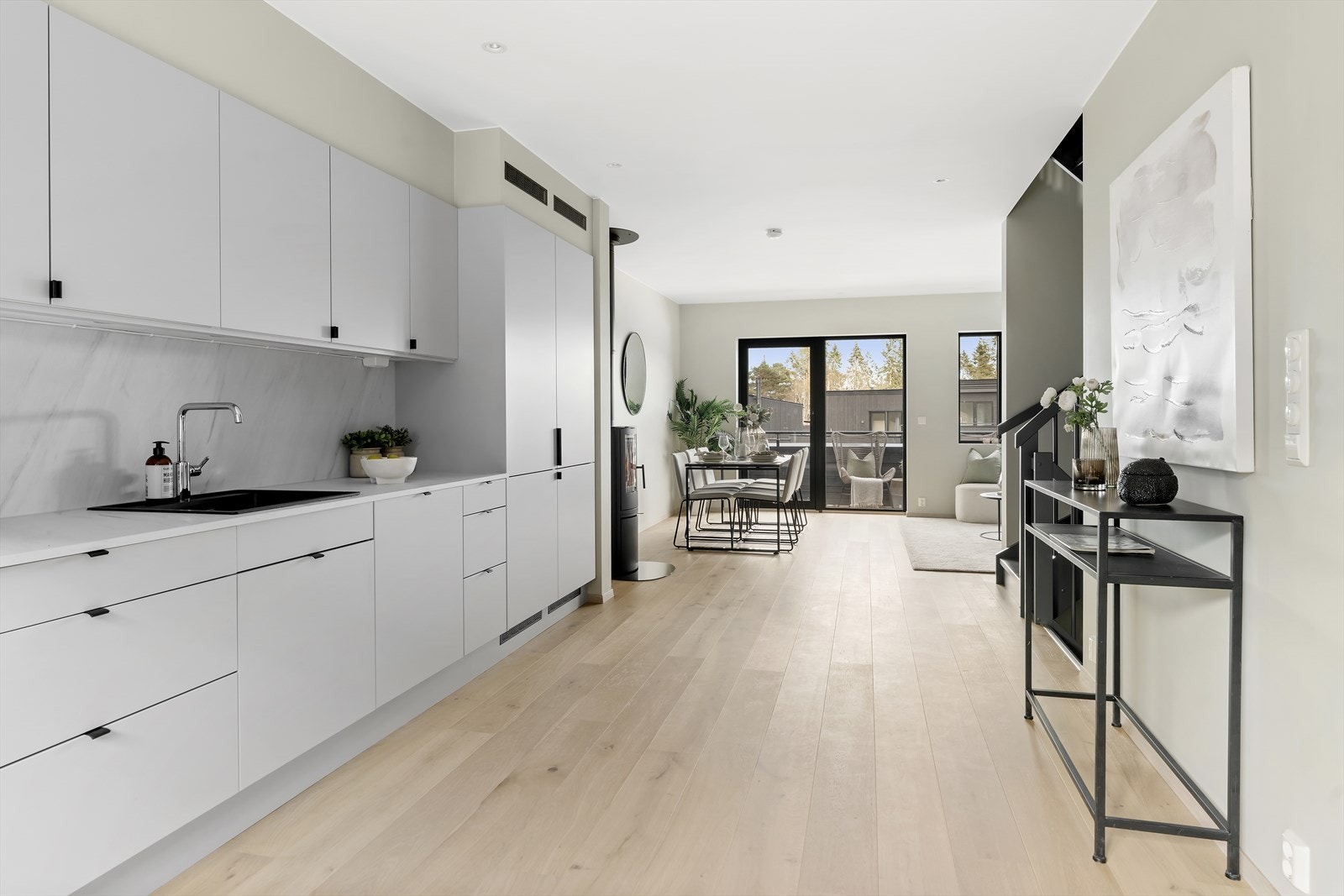 Kjøkken liggger i åpen løsning med stue og gir et stort, sosialt allrom. Galleribilde