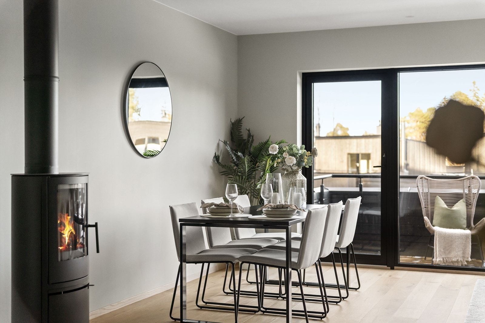 Boligen er elektrisk oppvarmet, i tillegg til at det er en peisovn i stuen for de kjøligste dagene. Galleribilde