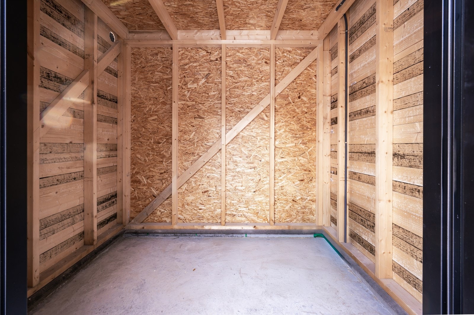 Rett utenfor inngangsdøren til boligen har man en praktisk sportsbod på ca. 5 kvm. for lagring. Bildet er av en nabobod og er kun ment som illustrasjon. Galleribilde