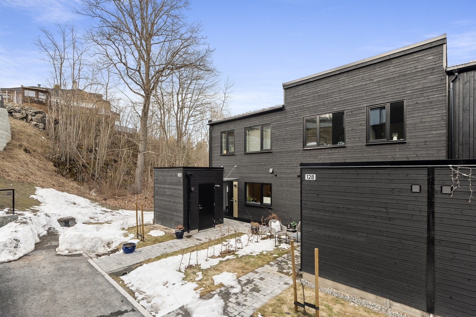 Rekkehuset har en svært god intern beliggenhet, omringet av grøntarealer og helt fri for gjennomgangstrafikk og støy. Galleribilde