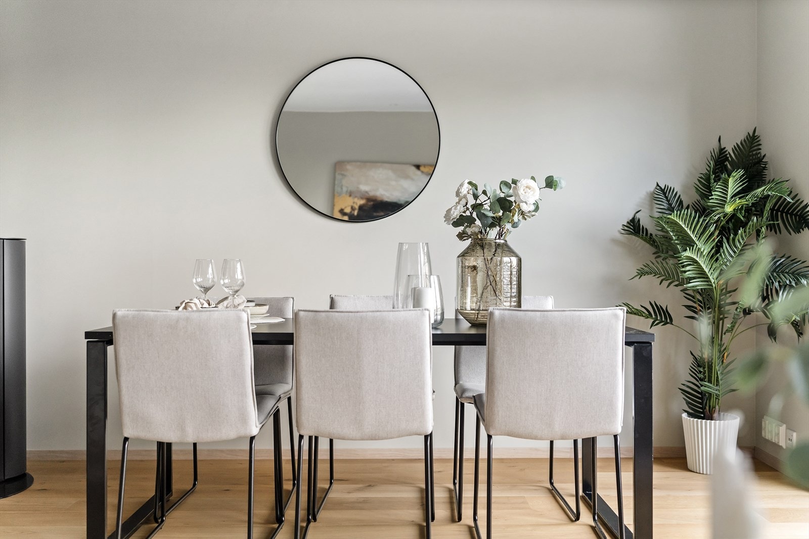 God plass til et stort spisebord for sosiale lag i stuen. Galleribilde