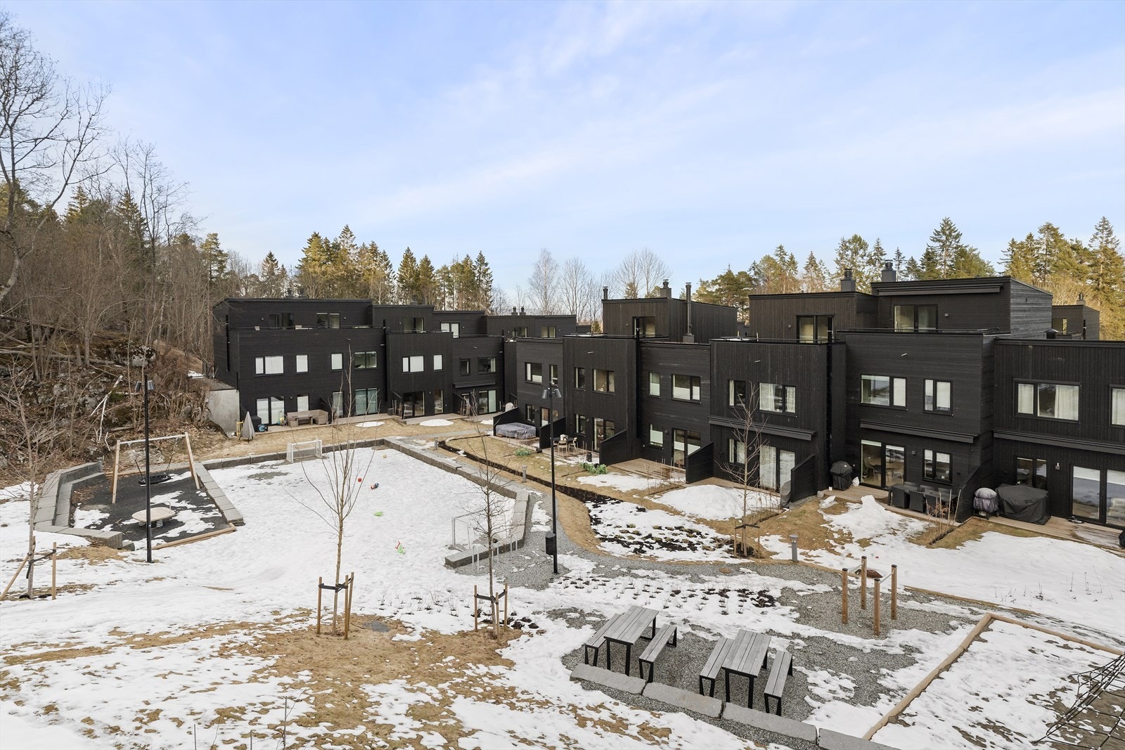 Edelløv er en levende, grønn hageby, som forvandles med sesongene. På sommerstid er omgivelsene omringet av grønt. Galleribilde