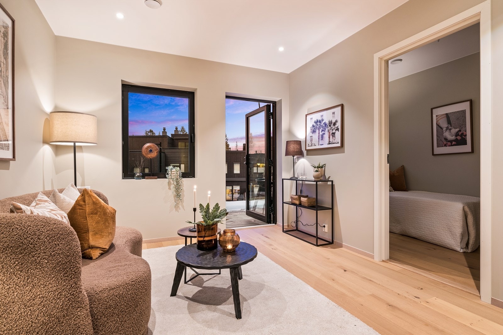 I tillegg til uteplassene i 2. etasje, er det også utgang til en markterrasse fra tv-stuen. Galleribilde