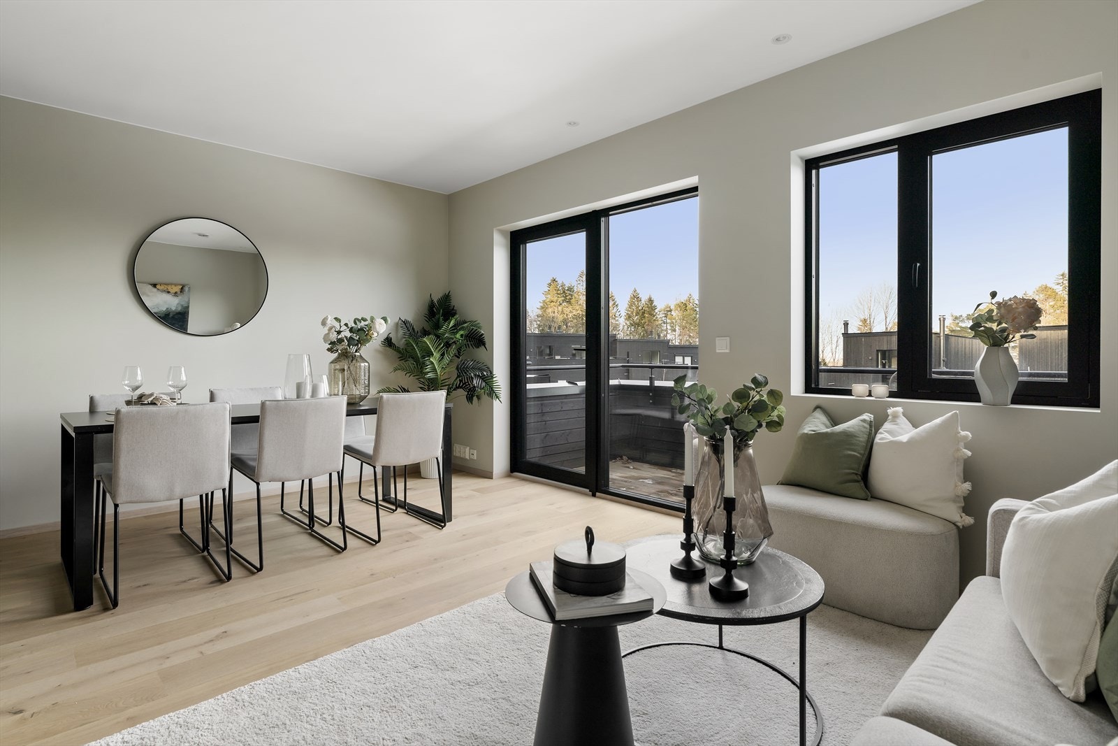 Den gjennomgående planløsningen gir godt med naturlig lysinnslipp, og en åpen og luftig romfølelse. Galleribilde