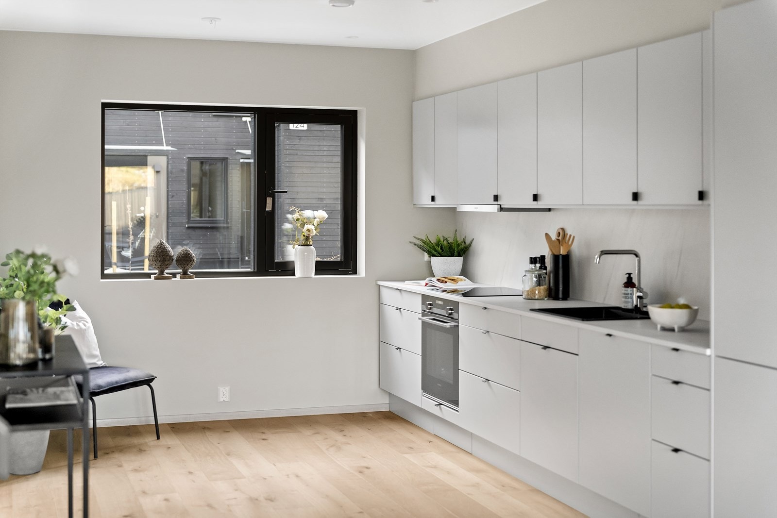 Kjøkkeninnredningen er fra Sigdal med laminat benkeplate og hvitevarer fra Siemens. Galleribilde