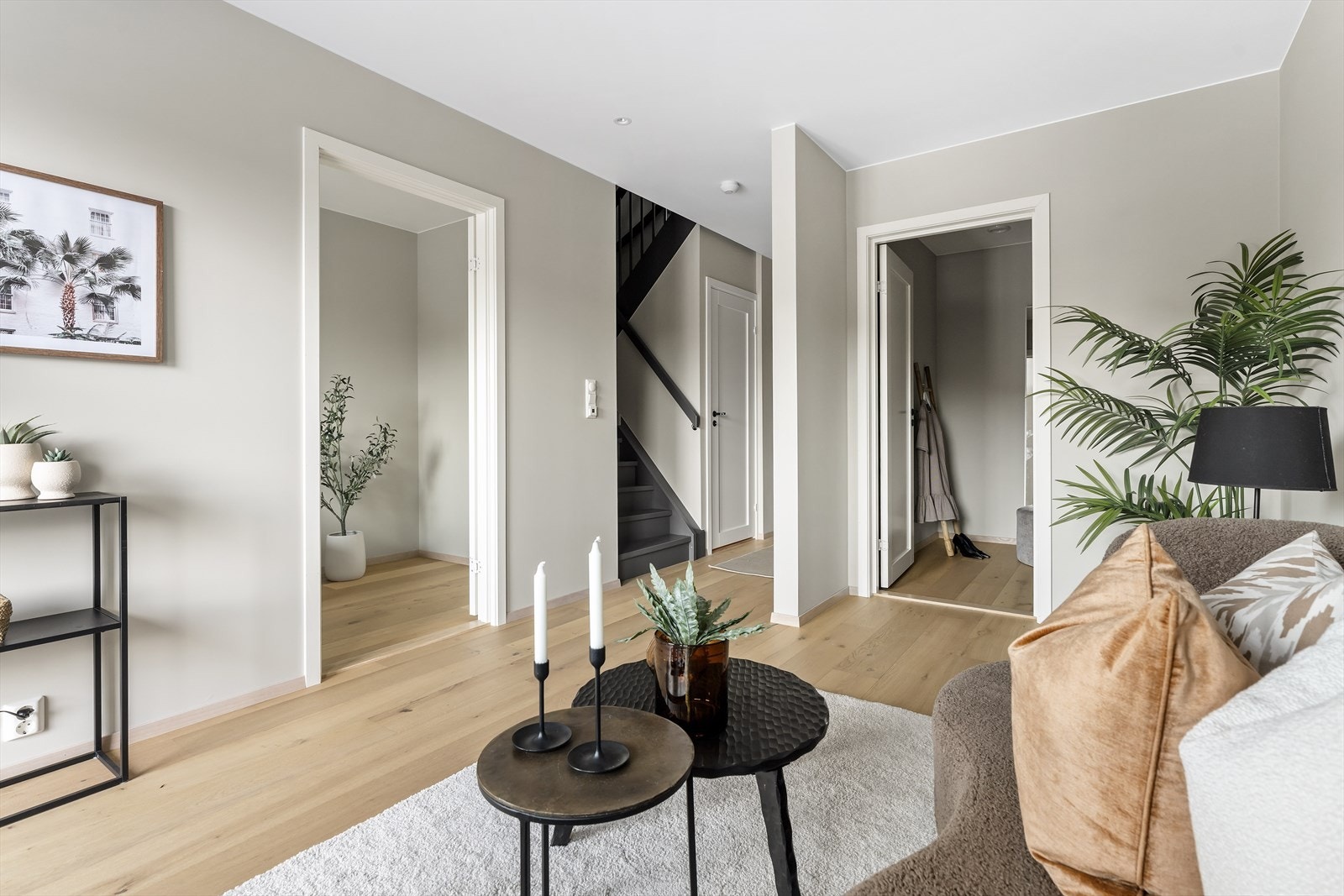 1. etasje består av tv-stue, baderom, vaskerom, soverom, disponibelt rom, innvendig bod og trapperom. Galleribilde