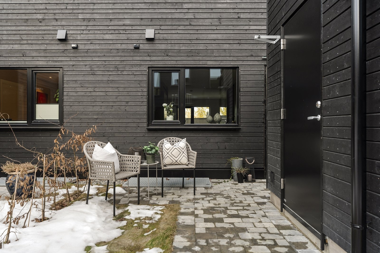 Ved boligens inngangsparti er det en liten uteplass hvor man kan sette opp utemøbler. Galleribilde