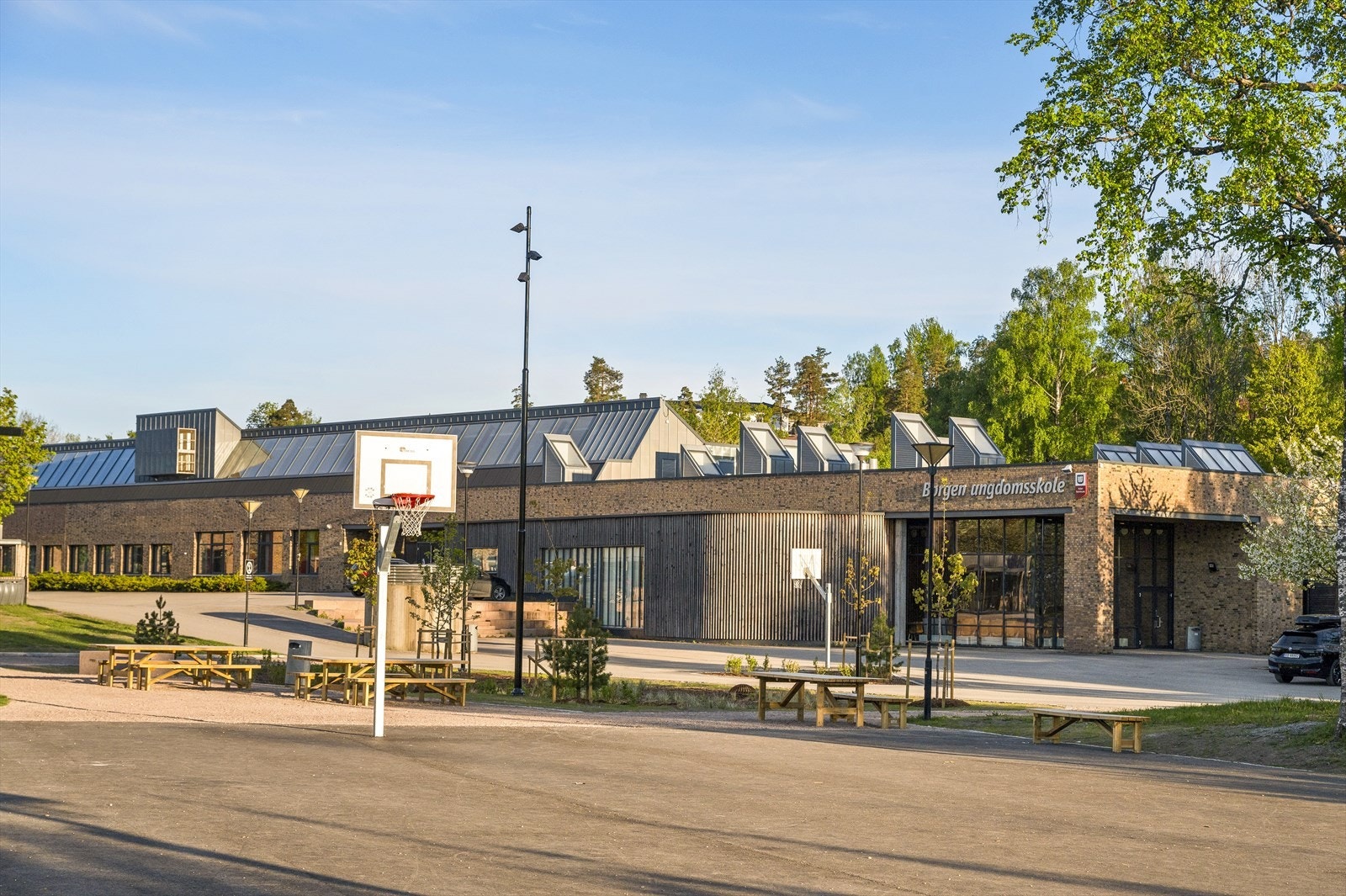 ...og Borgen ungdomsskole. Galleribilde