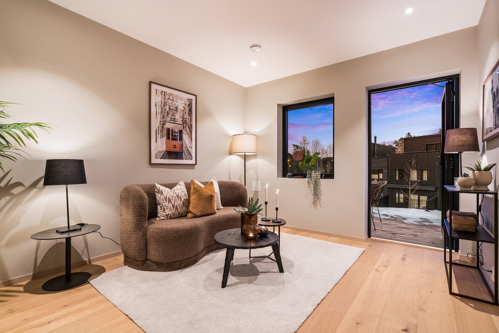 Det er lagt deilig gulvvarme i stuen og mellomgangen i denne etasjen. Galleribilde