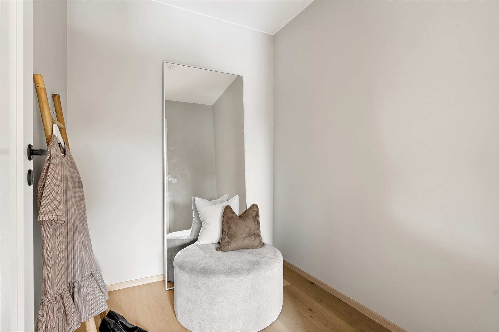 I 1. etasje er det også tilgang til en romslig, innvendig bod som kan benyttes til lagring av det man måtte trenge. Galleribilde