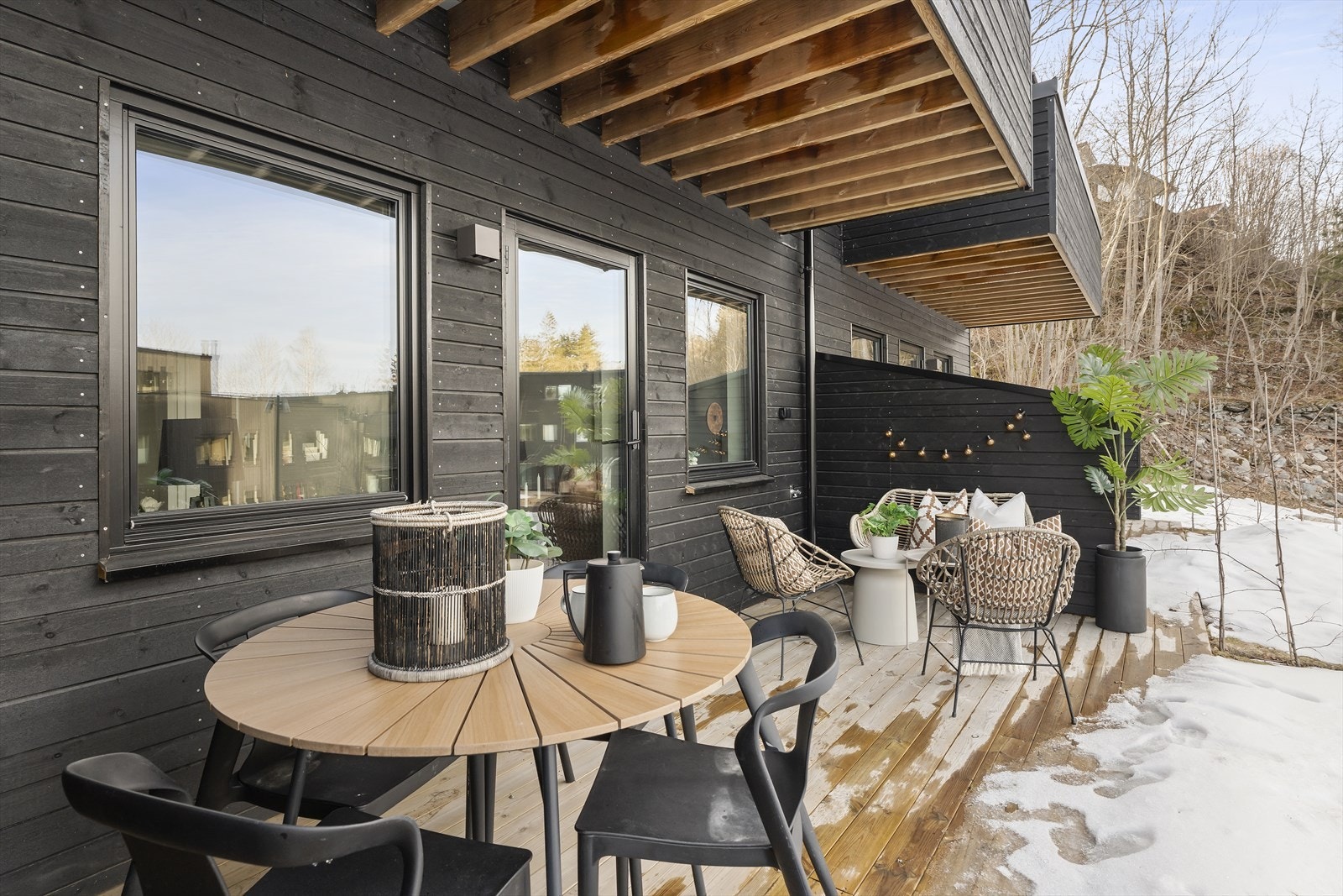 God plass til å møblere inn i flere sosiale soner utendørs. Terrassen er på ca. 13 kvm. med tilhørende hageflekk. Galleribilde