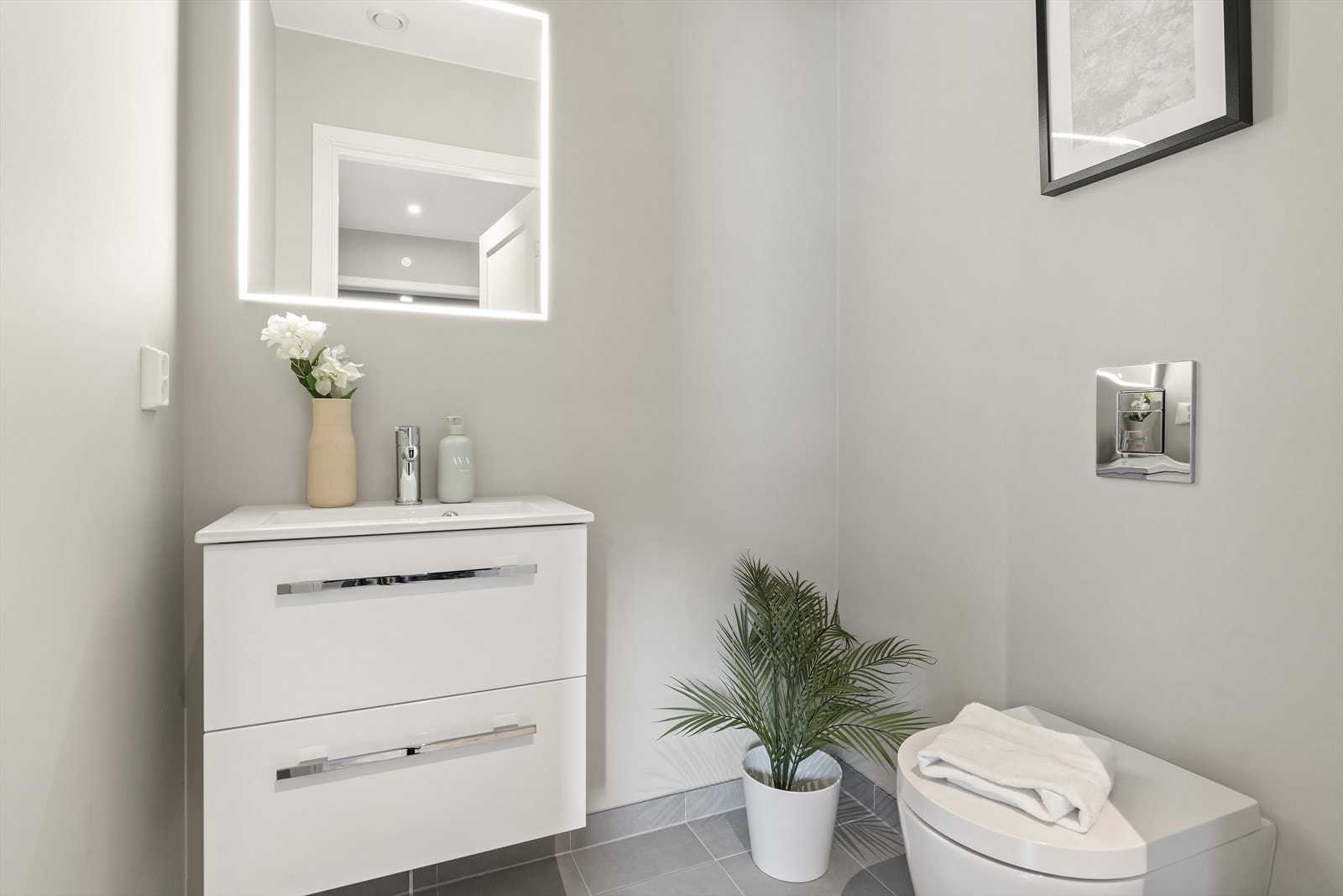 Rett ved boligens entré finner man et eget wc-rom, praktisk for en travel familie eller når man har gjester på besøk. Galleribilde