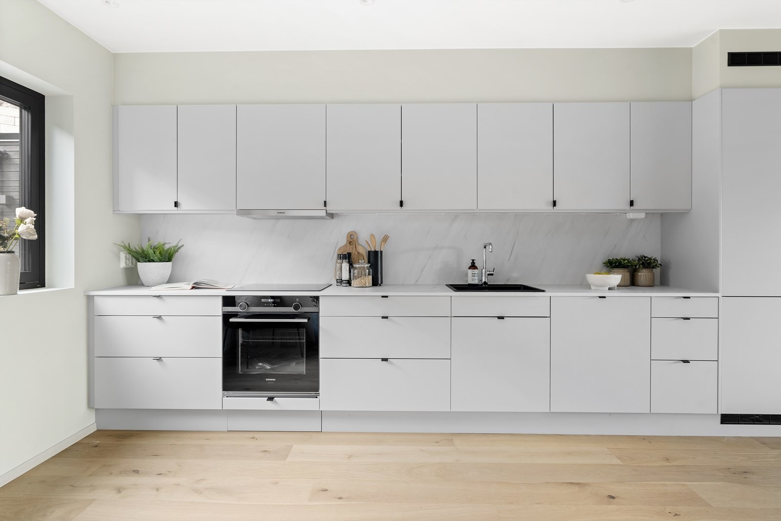 Et delikat og innbydende kjøkken hvor det er godt med boltreplass for husets kokk(er). Galleribilde