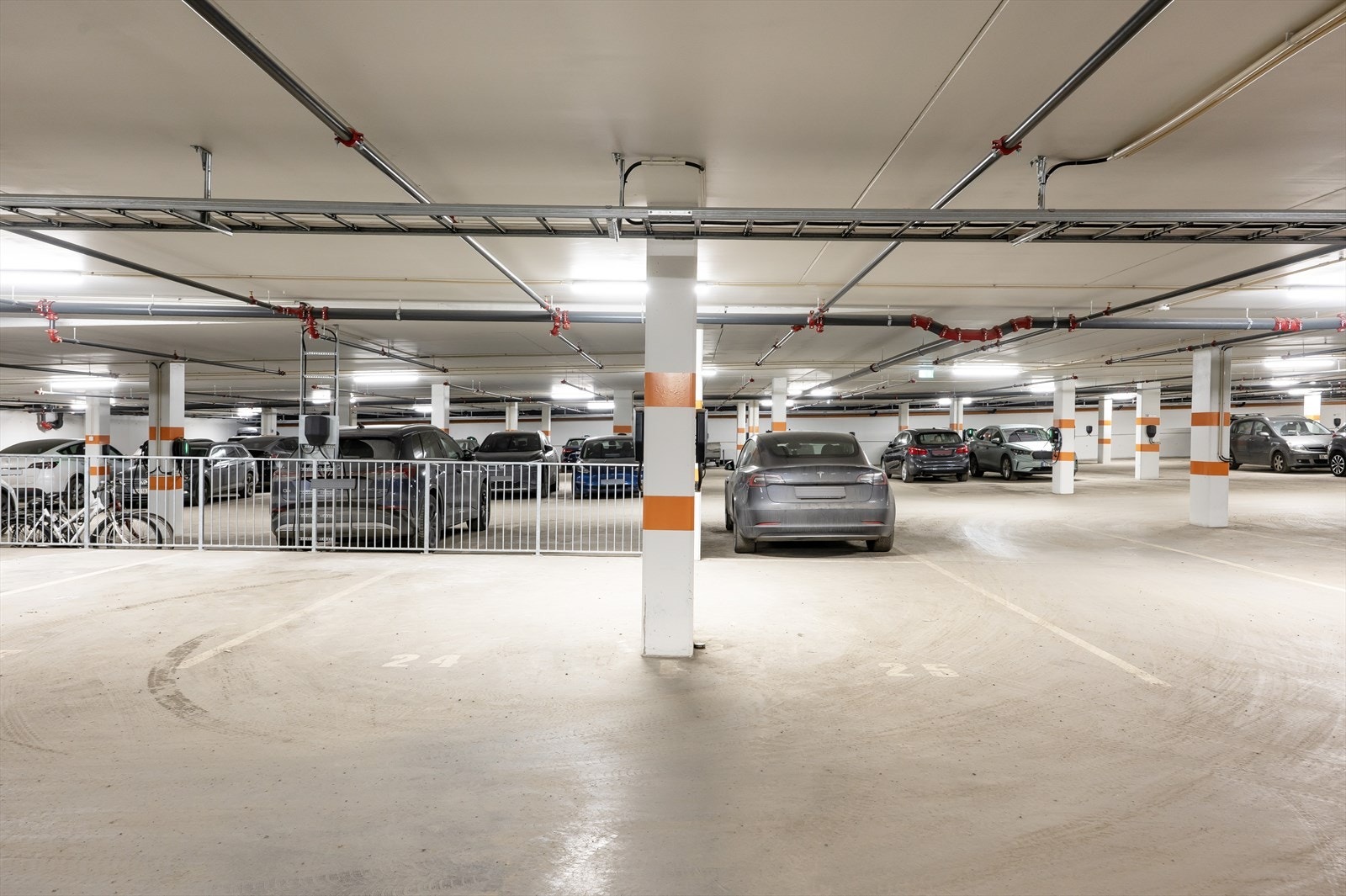 Det medfølger 1 parkeringsplass klargjort for el-bil lading i felles garasjeanlegg. Mulighet for å kjøpe 1 ekstra plass til kr. 400 000, i tillegg til kjøpesummen. Se pkt. "parkering" i salgsoppgave for mer informasjon. Galleribilde