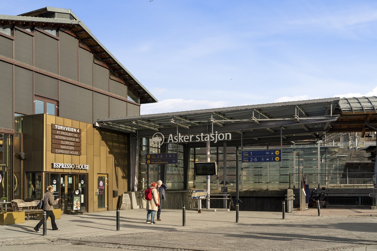 Asker stasjon er i gangavstand fra boligen, og toget tar ikke mer enn ca. 22 minutter til Oslo. Galleribilde