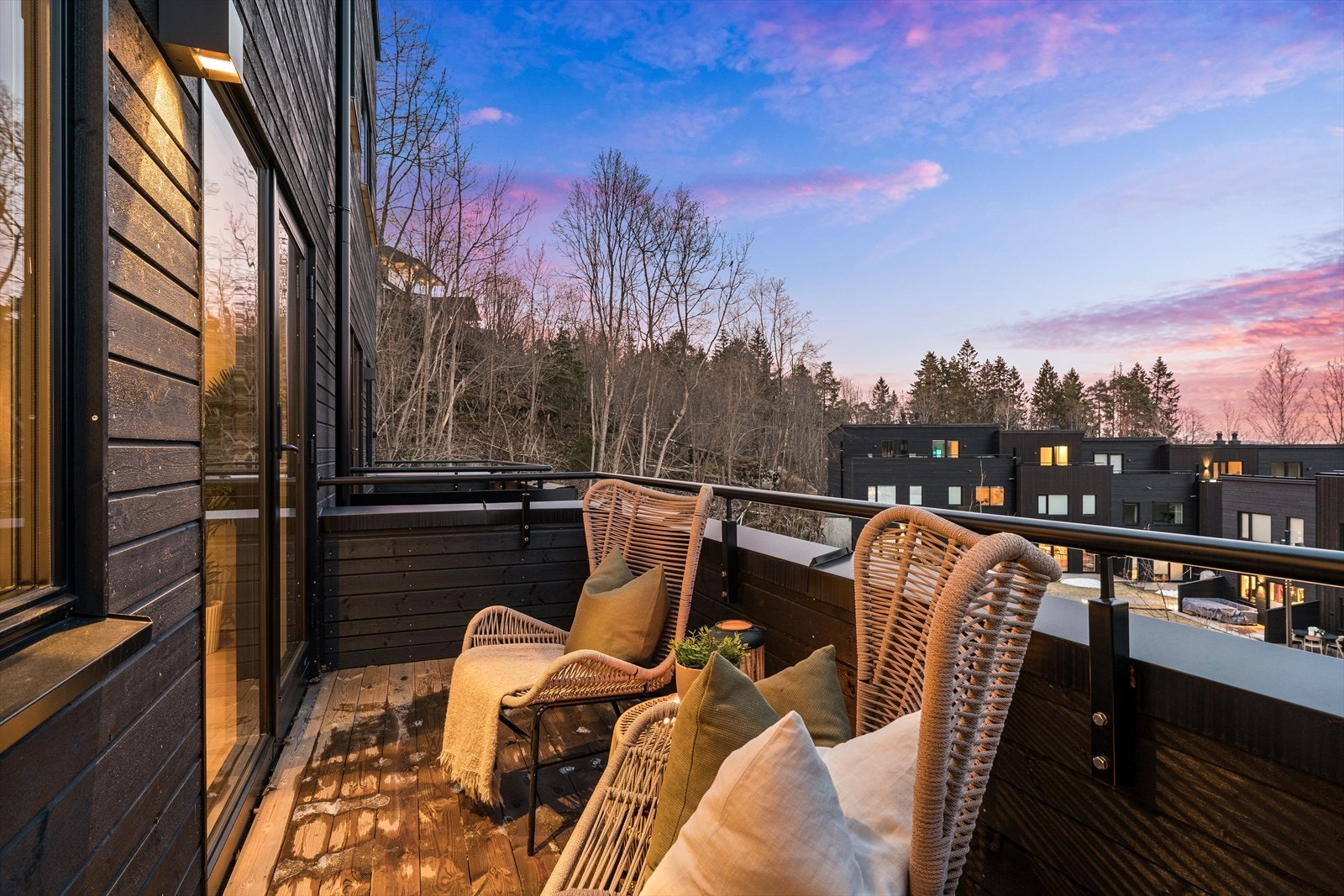 Balkongen er på ca. 6,7 kvm. og her kan man nyte den tilbaketrukne, interne beliggenheten med bilfrie grøntområder. Galleribilde