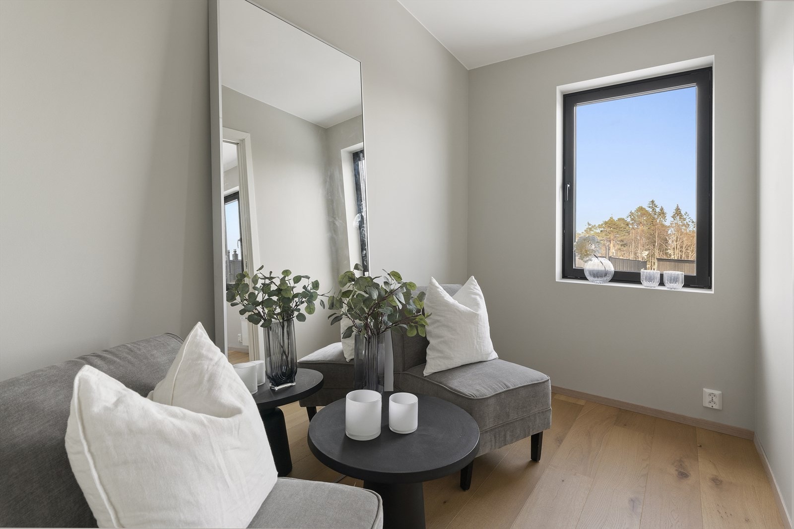 Soverommet er delt inn med sosial sone bak skyvedøren. Galleribilde