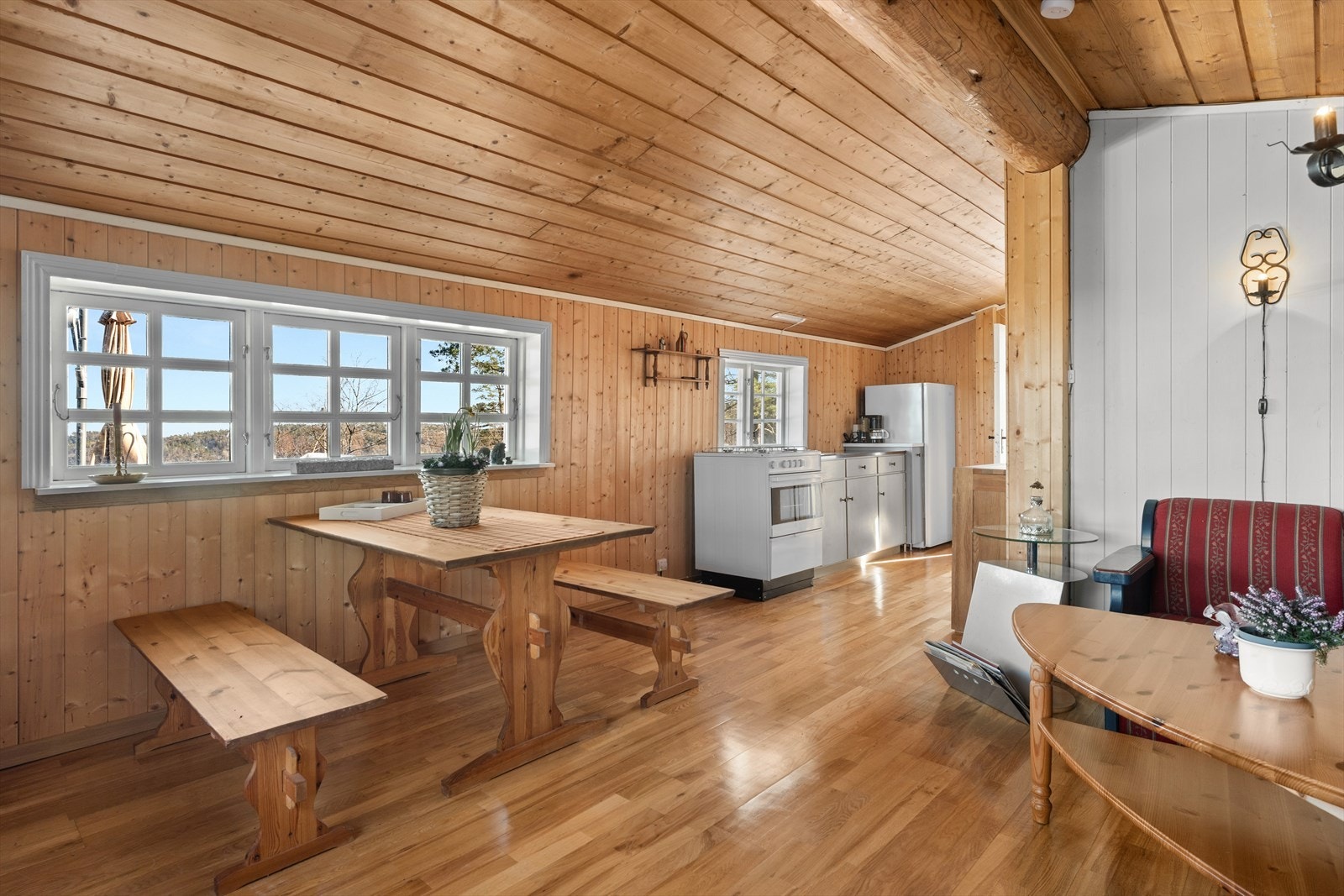 Lys spiseplass med nydelig utsikt Galleribilde