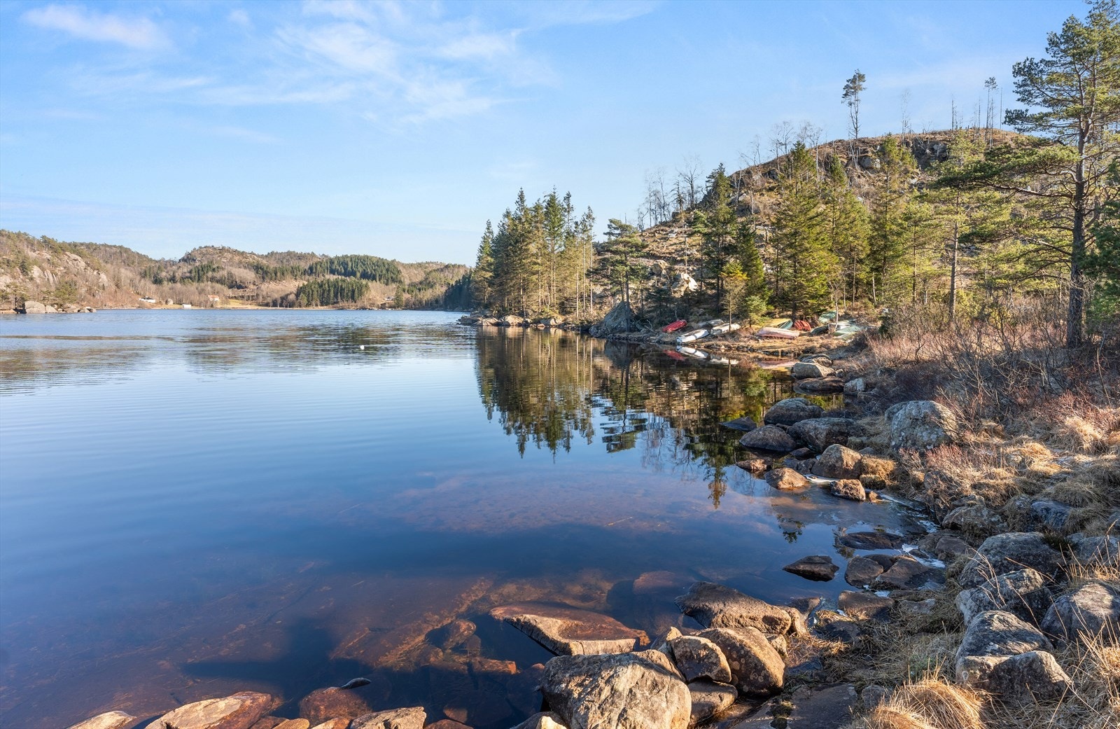 Fin badeplass i gangavstand fra hytta Galleribilde