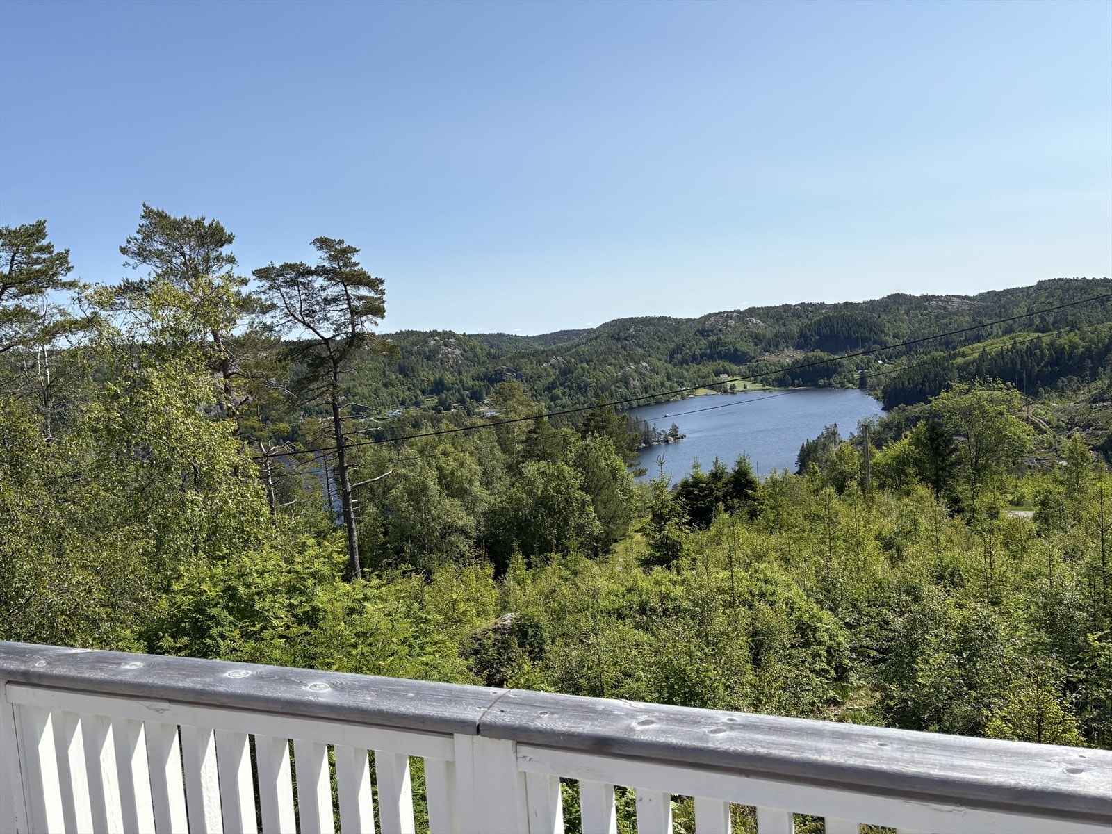 Vid og fin utsikt mot Svartvannet og området rundt Galleribilde