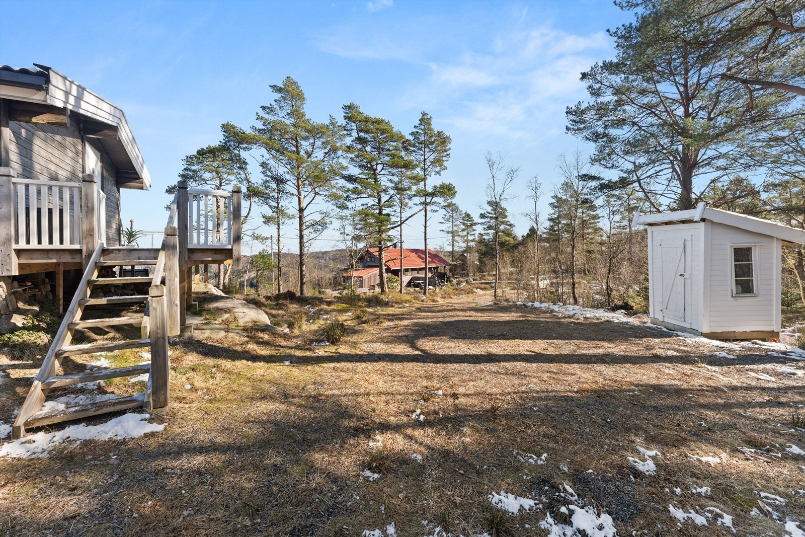 Større uteområdet med toalett Galleribilde