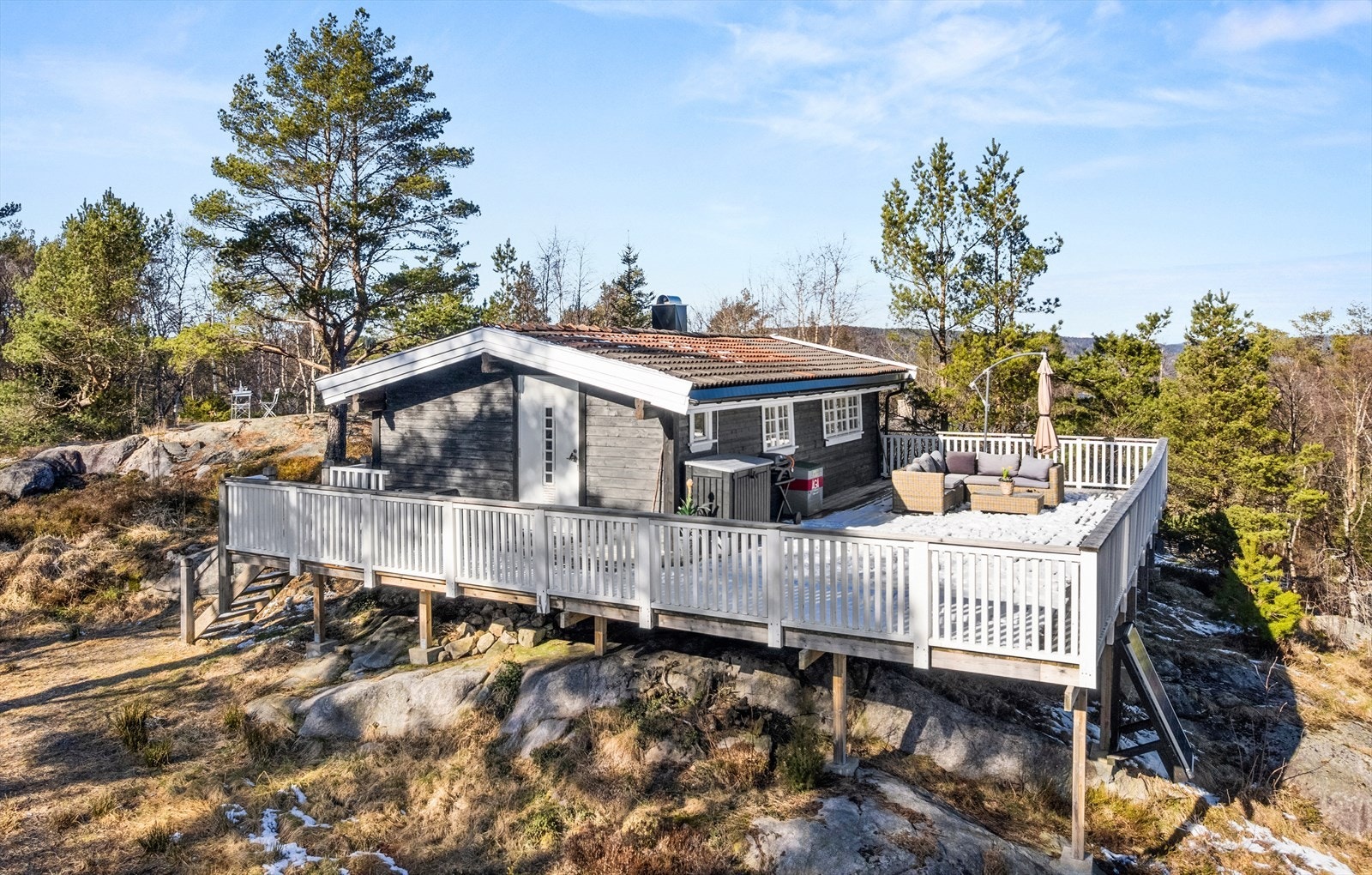 Stor veranda med gode solforhold Galleribilde