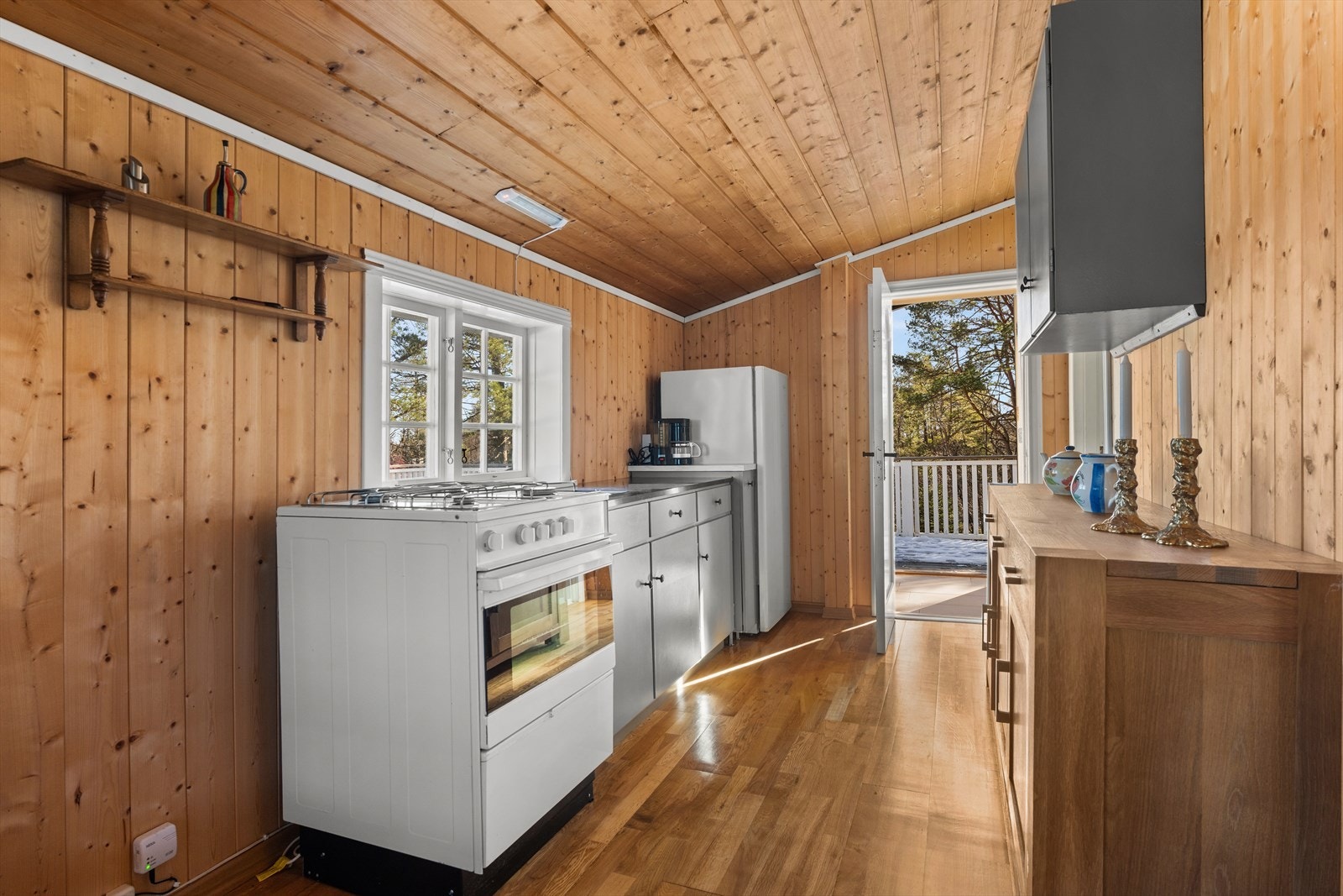 Åpent og lyst kjøkken med utsikt Galleribilde