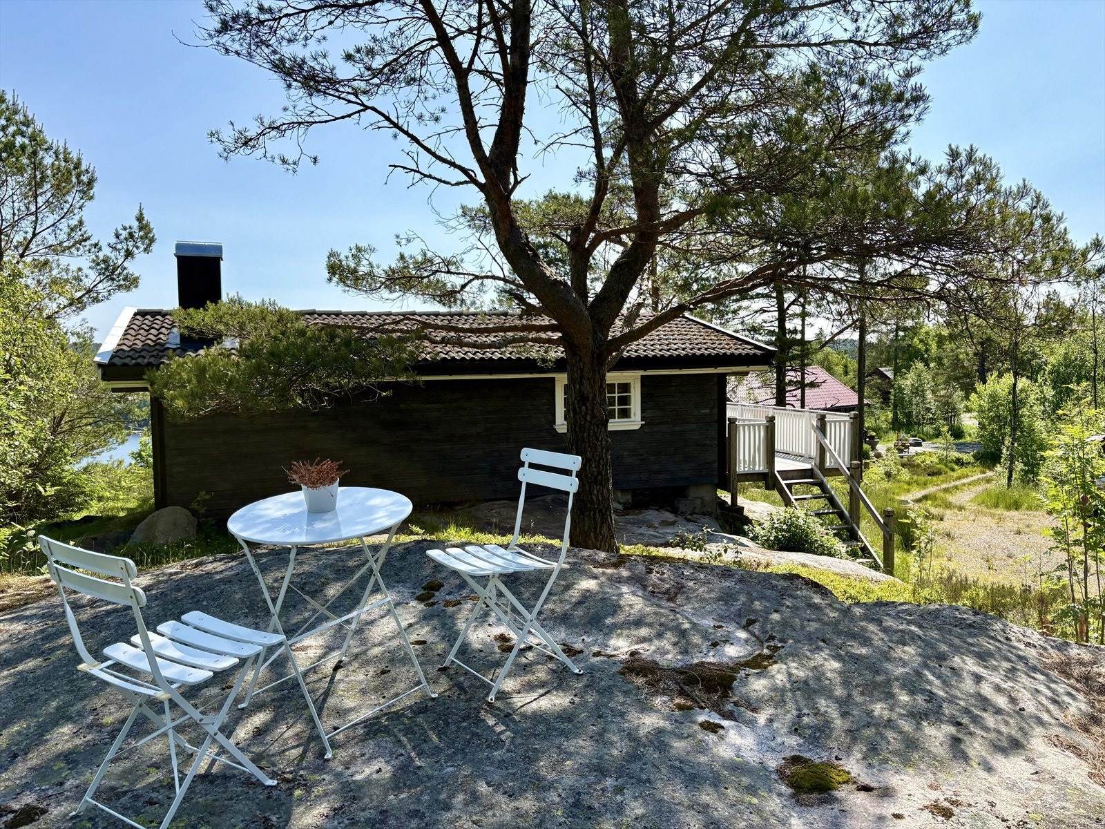 Hyggelig uteplass på baksiden av hytta Galleribilde