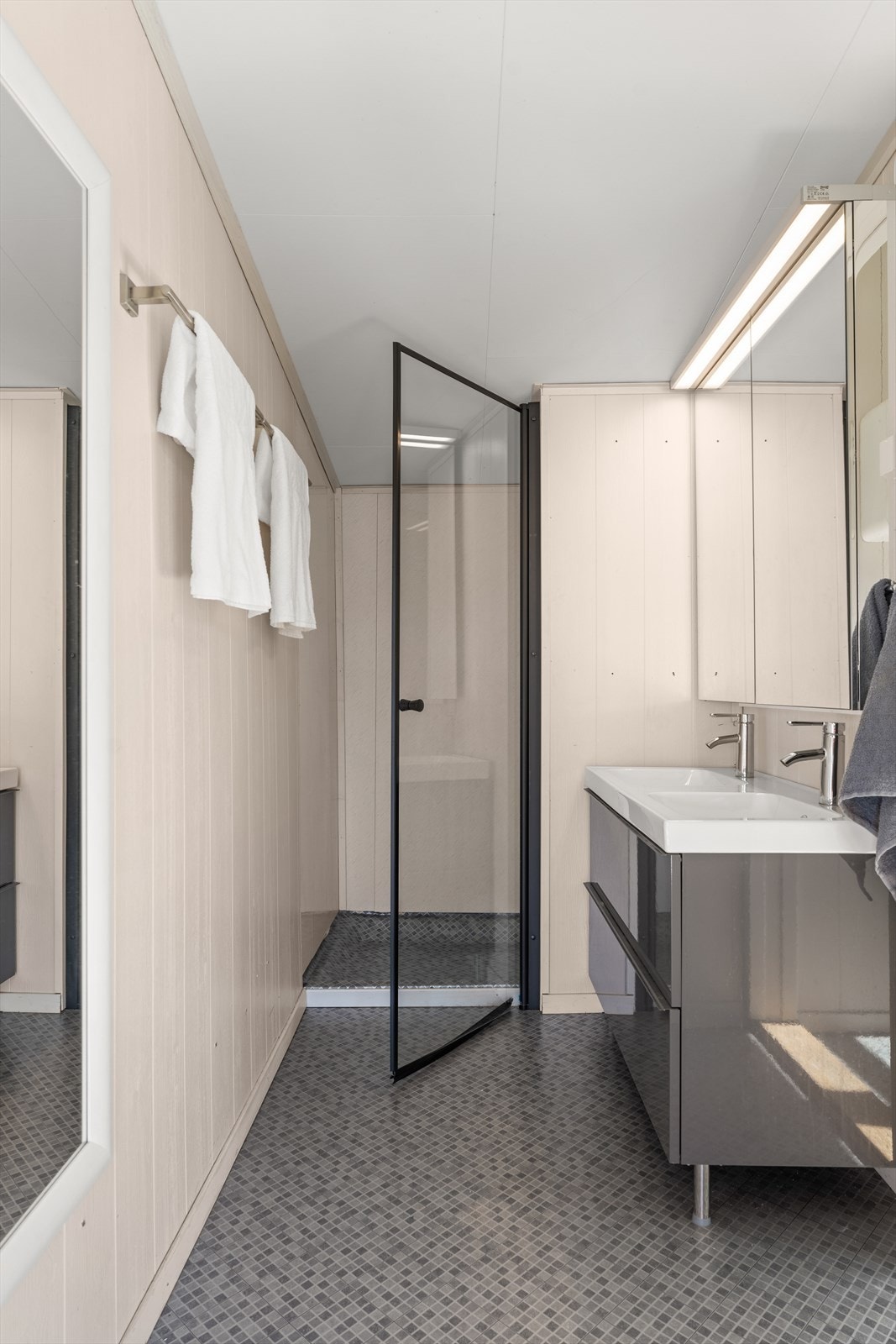 Fint bad med dusjnisje og baderomsmøbel. Galleribilde