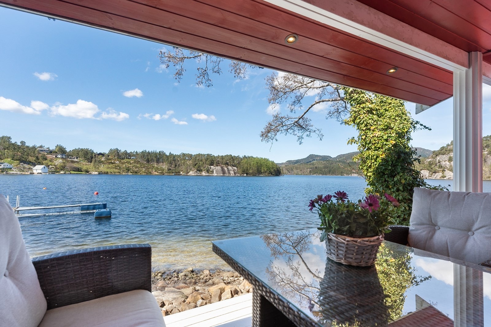 Overbygget terrasse hvor man kan nyte utsikten Galleribilde