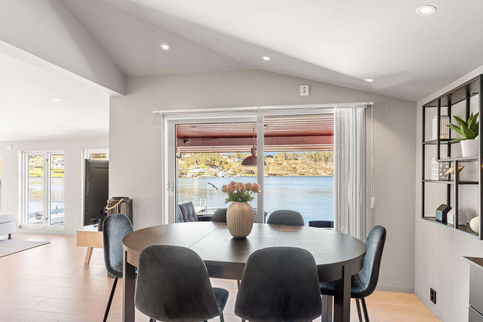 God plass til stort spisebord Galleribilde