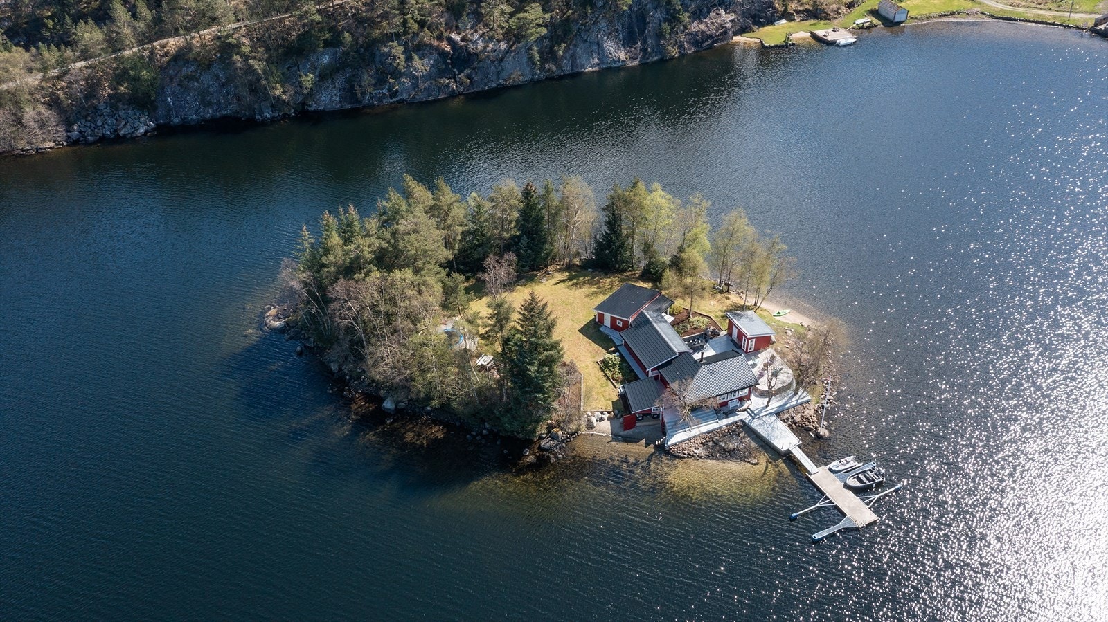 Det er svært kort avstand inn til fastlandet - Her er egen båtplass og mulighet for nausttomt Galleribilde