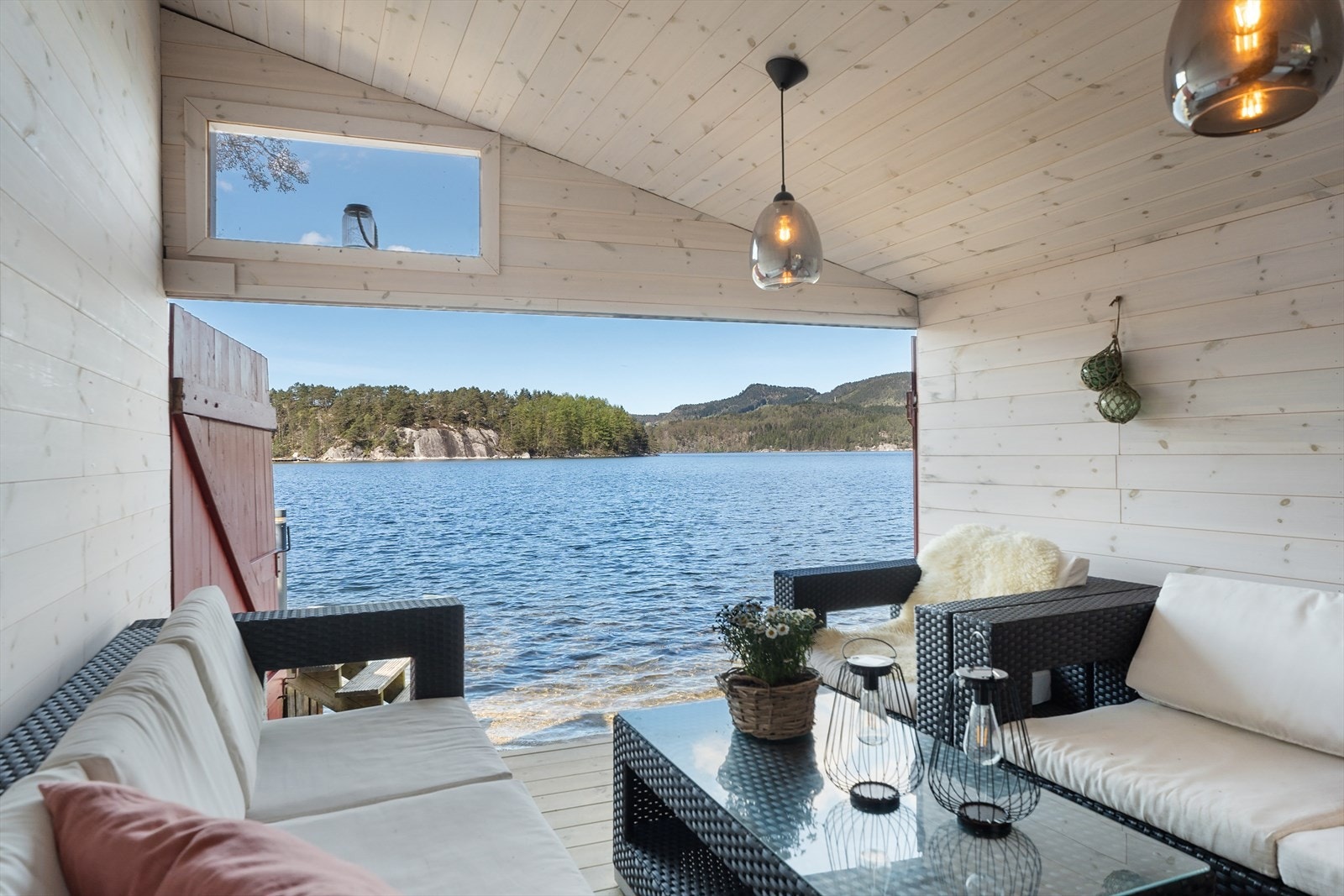 Innvendig naust med nydelig sjøutsikt Galleribilde