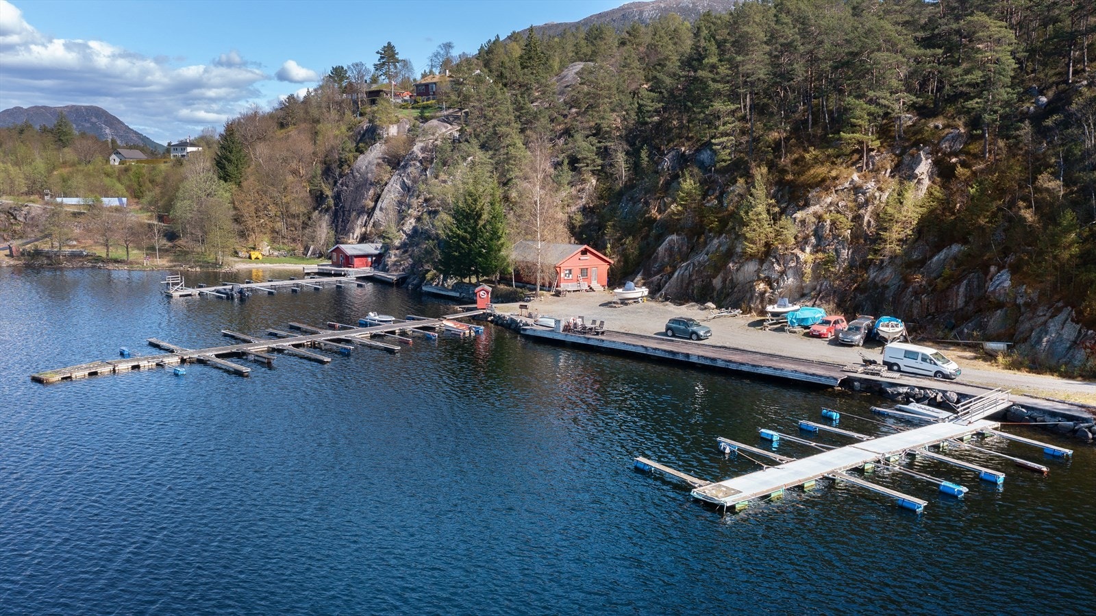Eier er medlem i Skjold båtforening og leier her plass til egen båt. Denne kan om ønskelig overtas av ny eier. Galleribilde