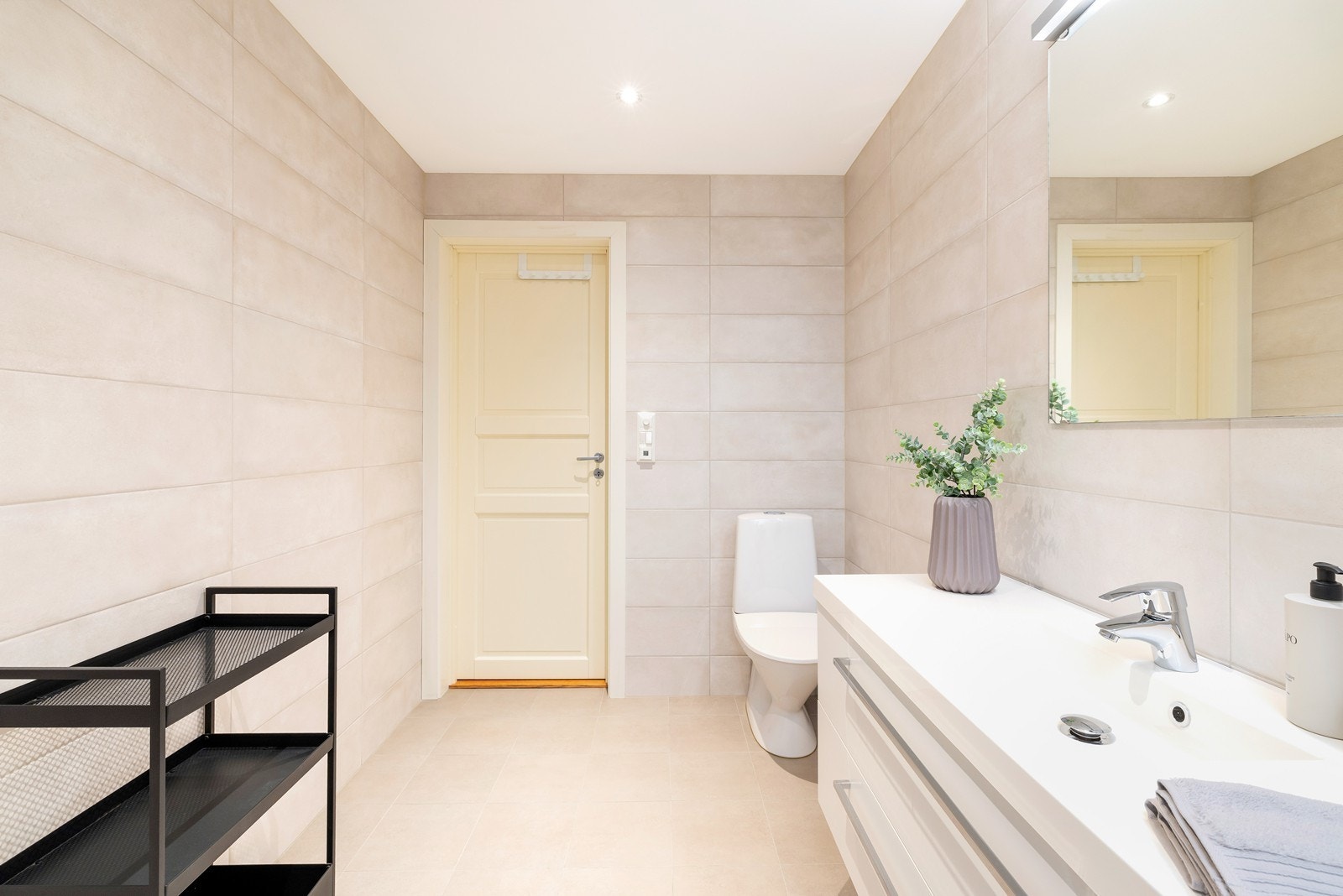 Lekkert flislagt bad med dusjkabinett, servant med underskuffer og toalett. Varmekabler i gulv. Galleribilde