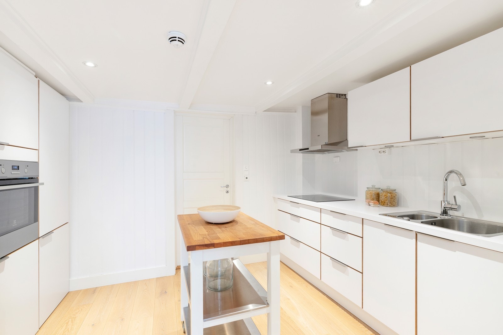 Også modernisert med pent kjøkken fra Strai med hvite fronter og laminat benkeplate. Galleribilde