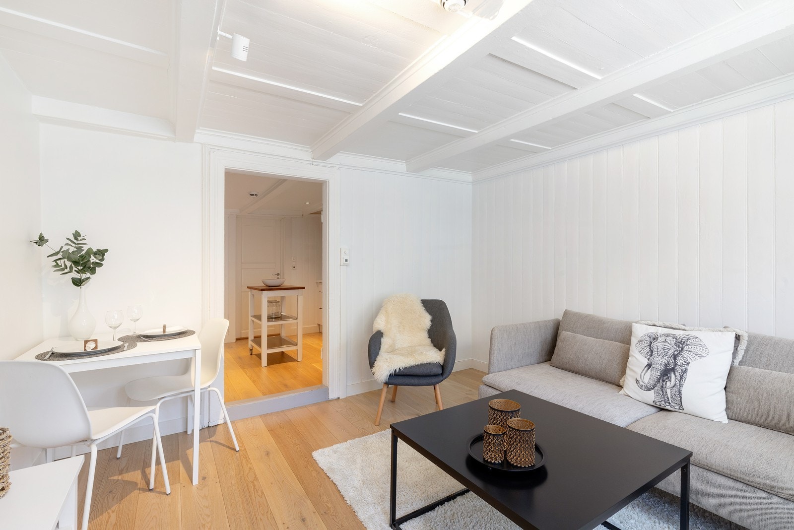 Den eldre deler av huset fra 1800-tallet er modernisert med innbydende stue med plass til sofagruppe. Galleribilde