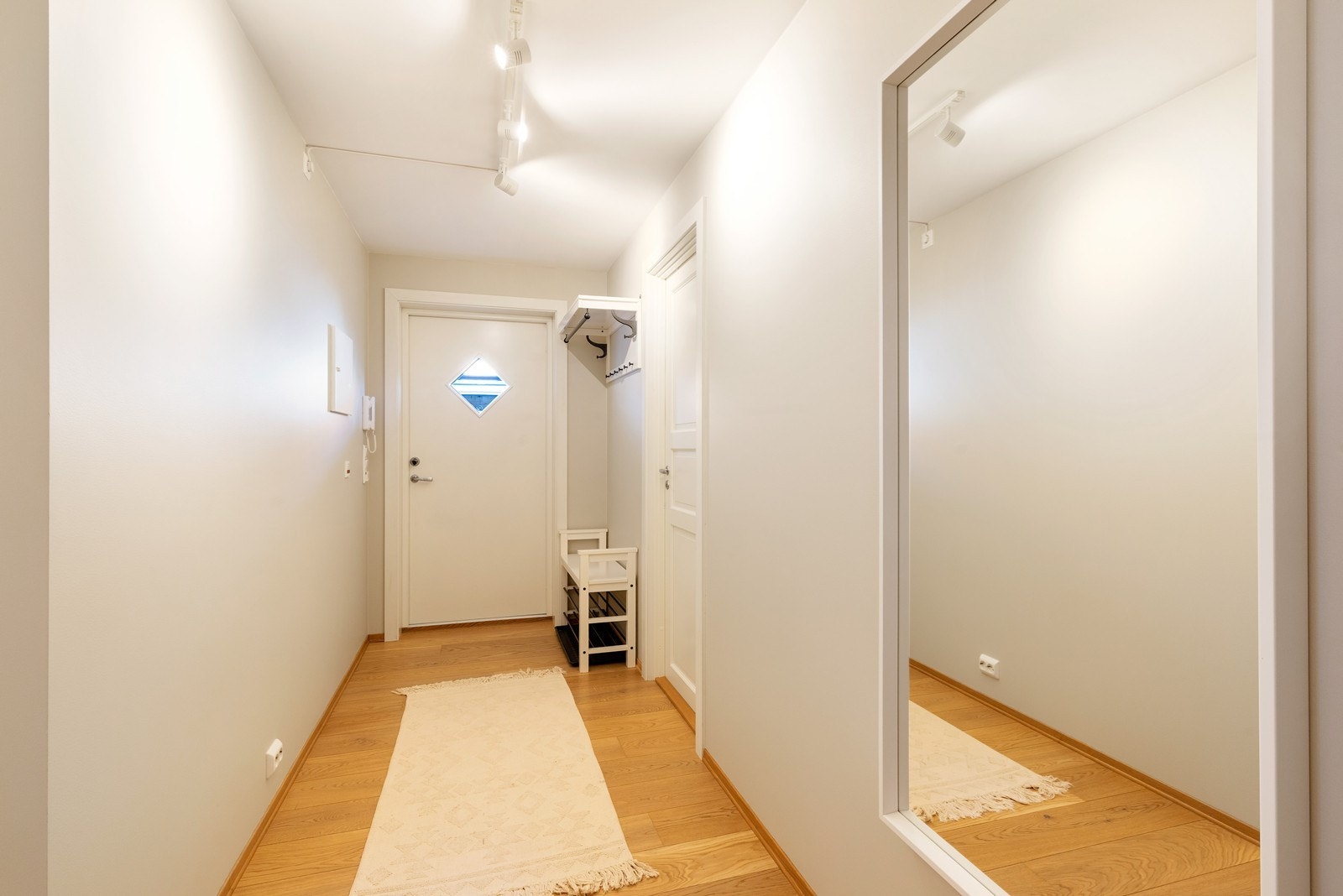 Gang/entré med plass til å henge av seg ytterklær og sko. Galleribilde