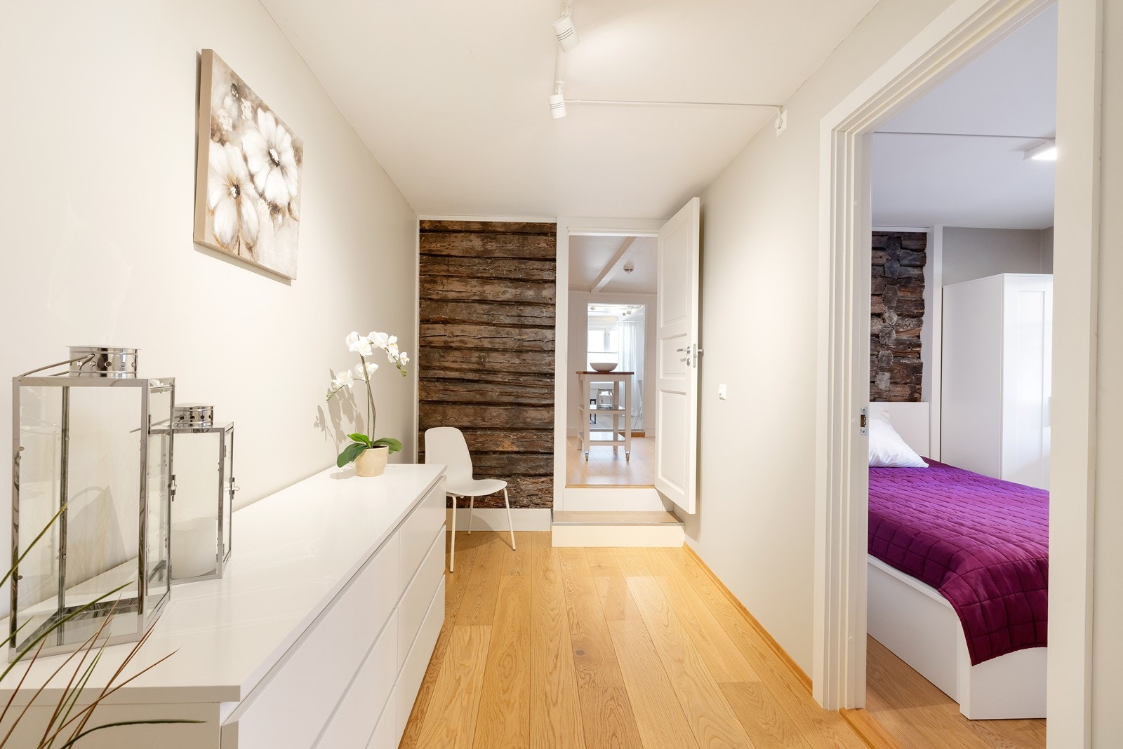 Romslig mellomgang med plass til kommode og pent bevart laftevegg. Galleribilde