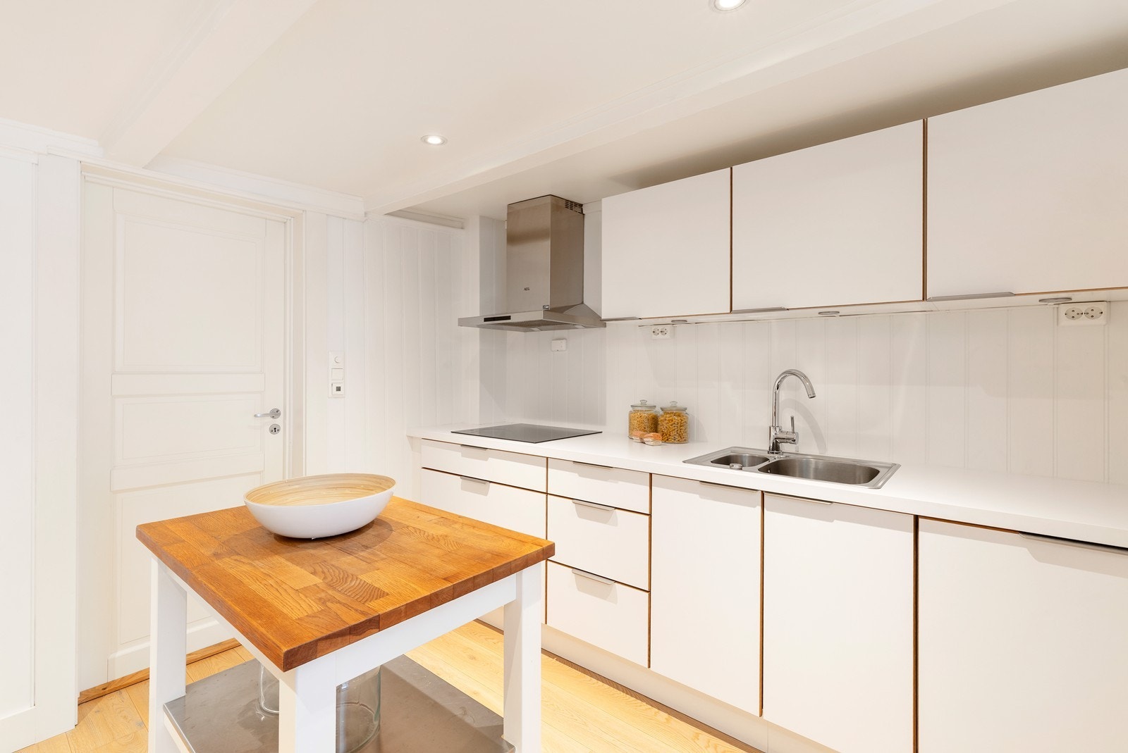 Integrerte hvitevarer som ovn, platetopp og oppvaskmaskin. Frittstående kombi kjøl/frys kan kjøpes om ønskelig. Galleribilde