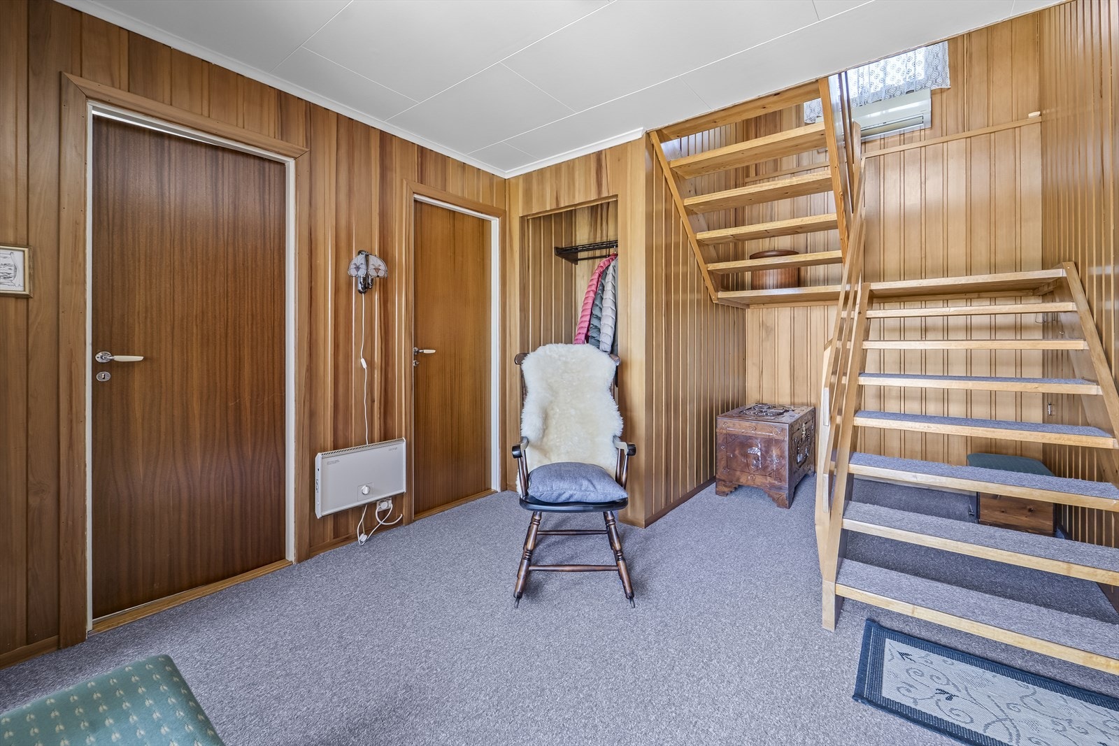 Gang med avkledningsplass. Galleribilde